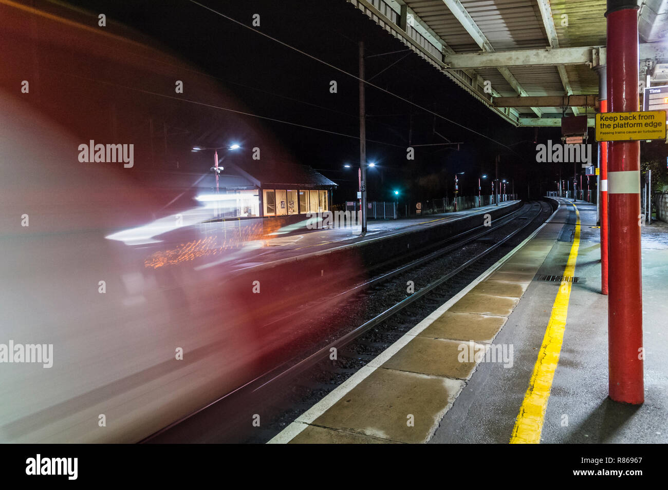 Hochgeschwindigkeitszug durch Oxenholme Bahnhof Stockfoto