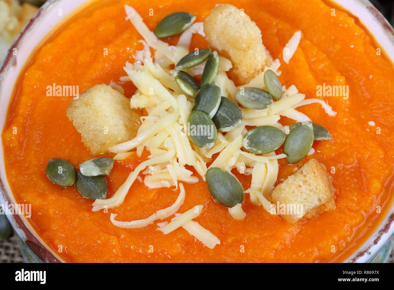 Kürbispüree Suppe mit Crackern Stockfoto