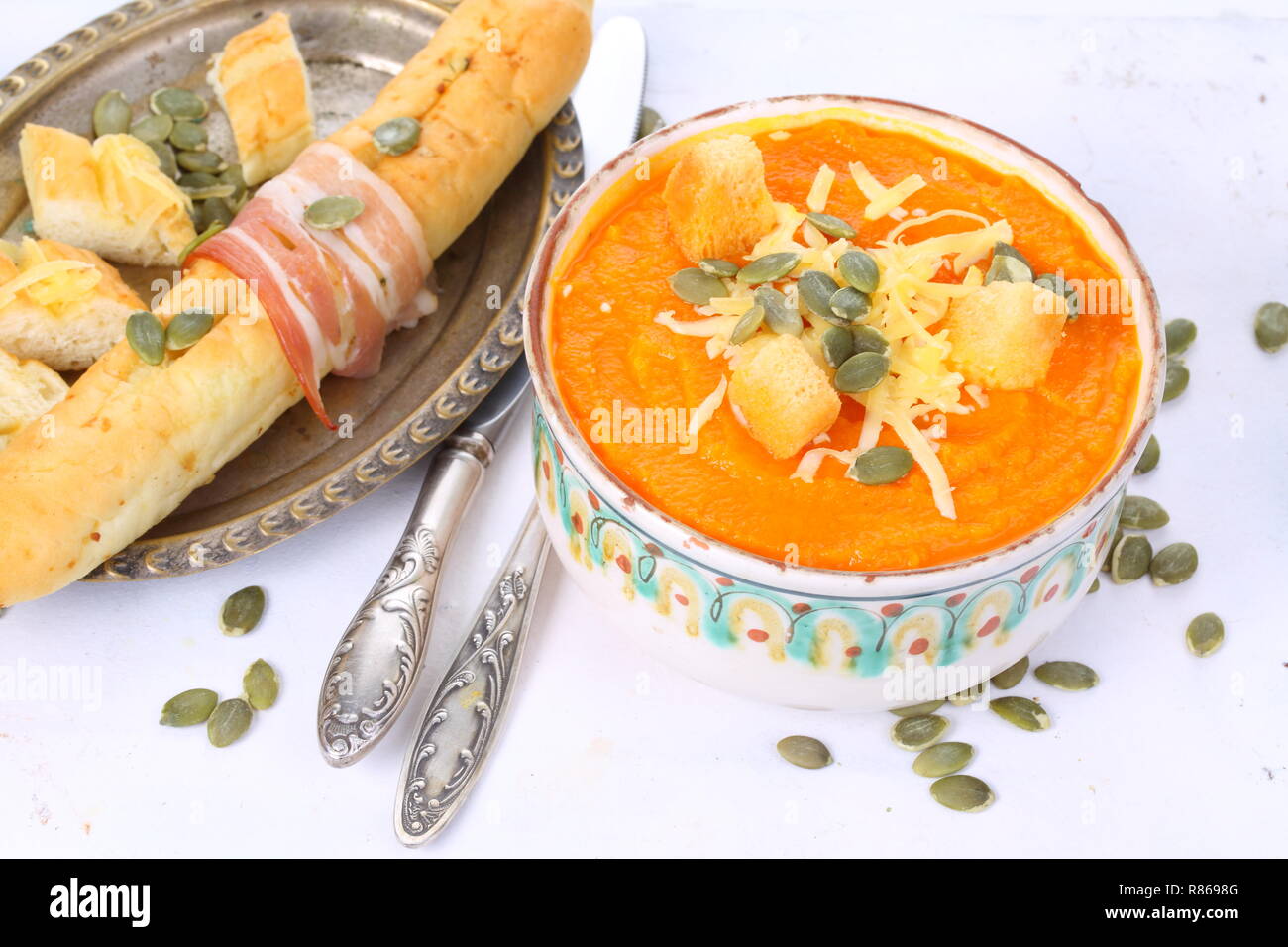 Kürbispüree Suppe mit Crackern Stockfoto