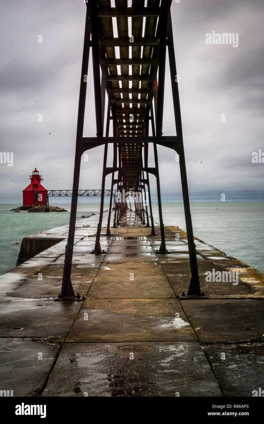 Stormy Skies auf einem kalten Herbst/Herbst Tag mit Blick auf den Pier Head Lighthouse, Sturgeon Bay, Door County, Wisconsin. Stockfoto