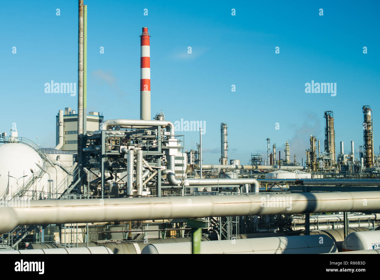 Petrochemische Industrieanlagen eigenen von der OMV AG am Stadtrand von Wien, Österreich. Stockfoto