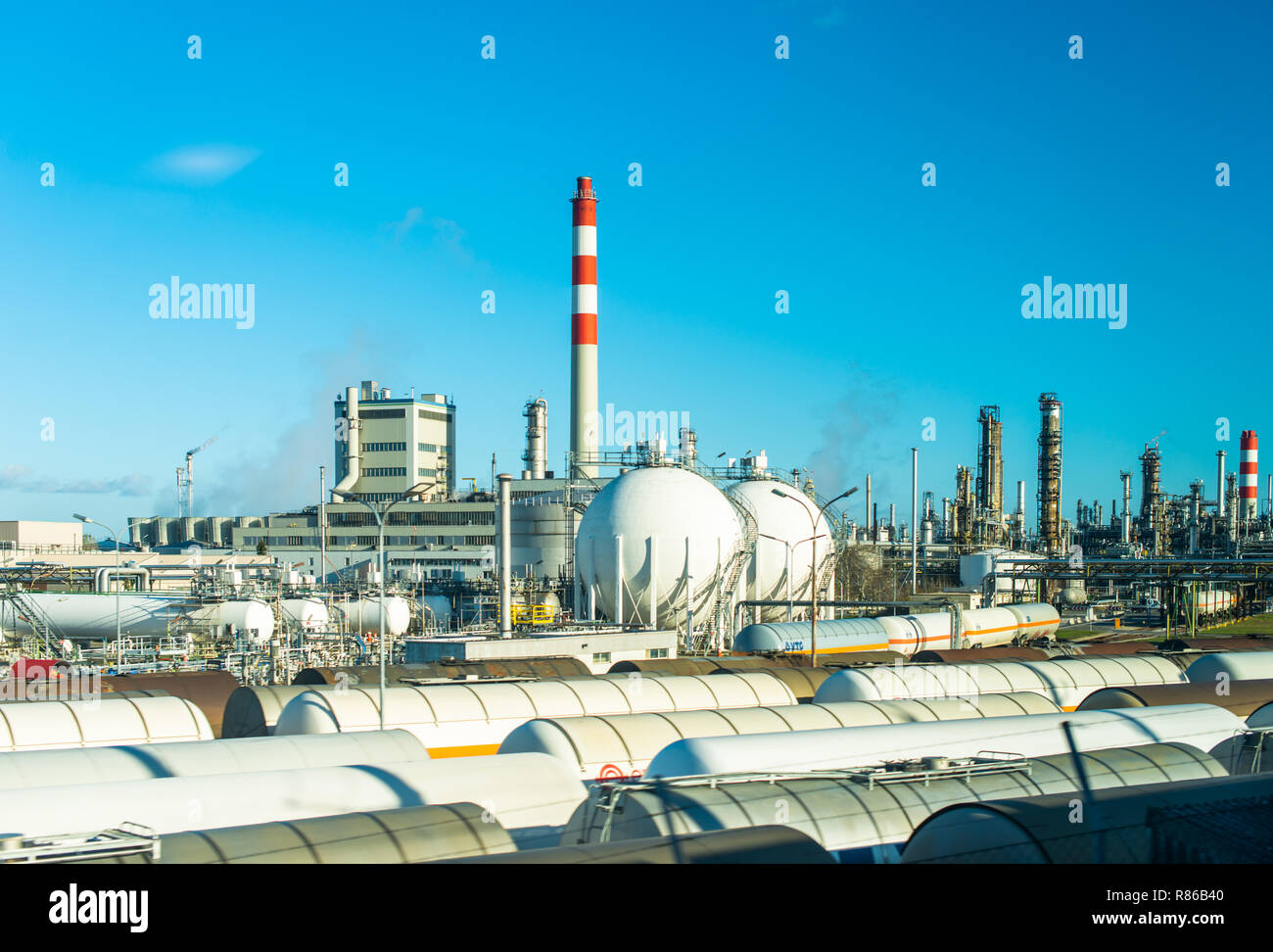 Petrochemische Industrieanlagen eigenen von der OMV AG am Stadtrand von Wien, Österreich. Stockfoto