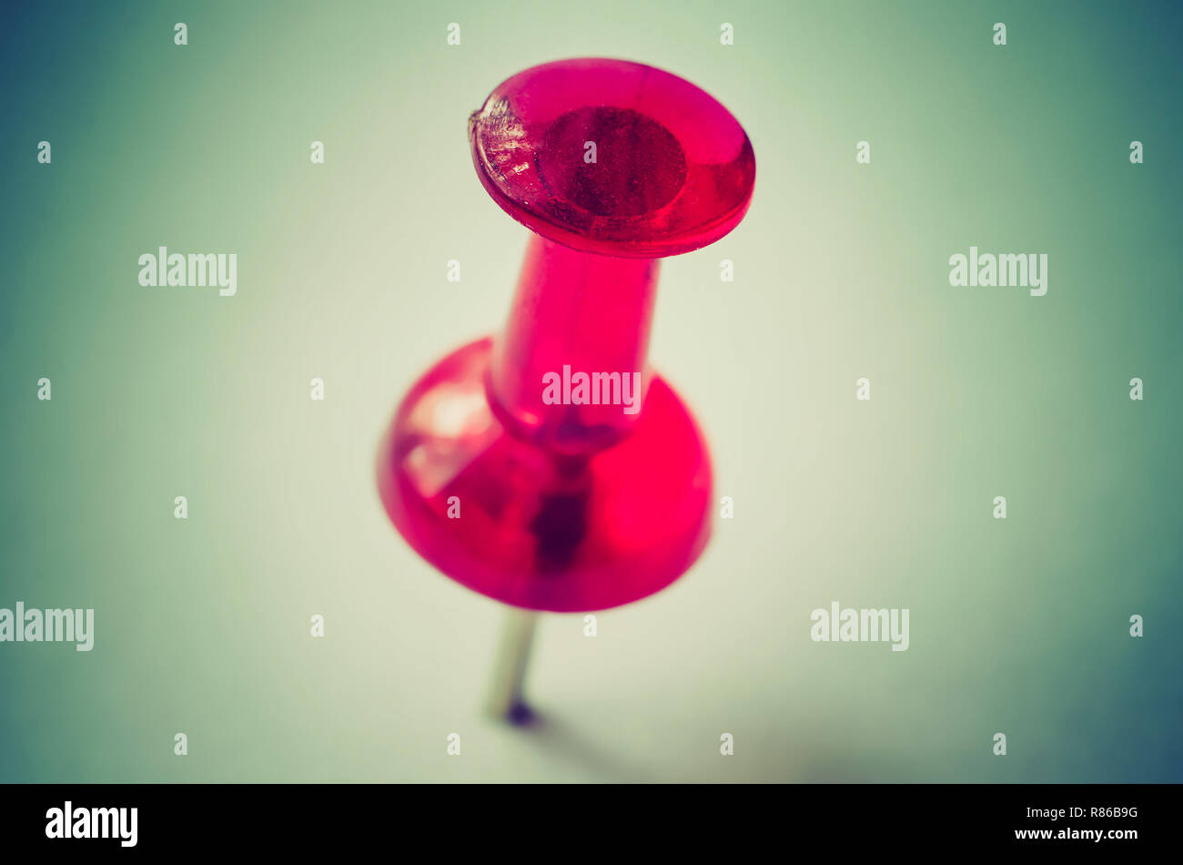 Red drawing pin Fotos und Bildmaterial in hoher Auflösung Alamy