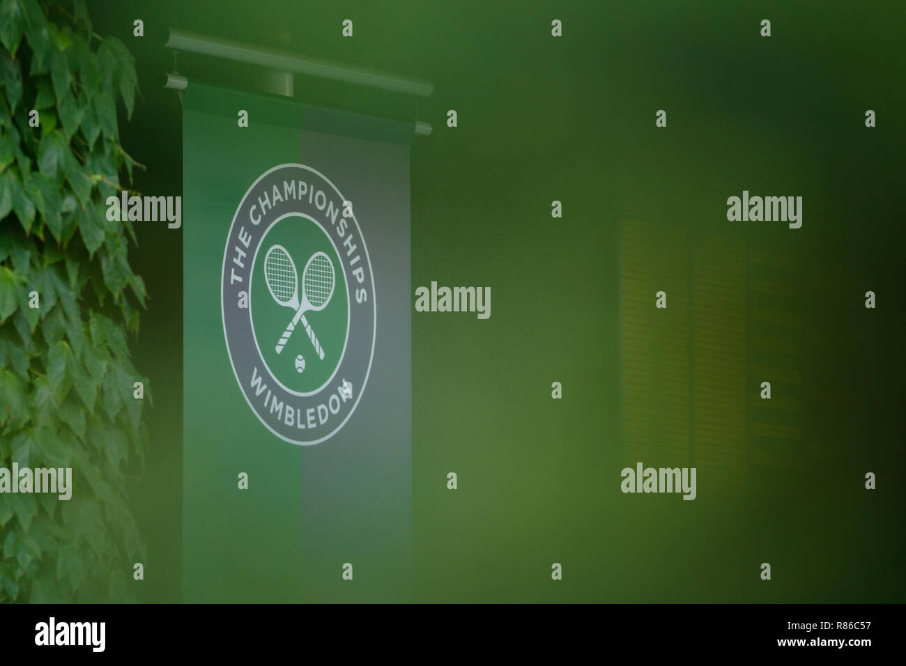 Eine Wimbledon anmelden oder Banner auf Anzeige während der Wimbledon Championships 2019 Stockfoto