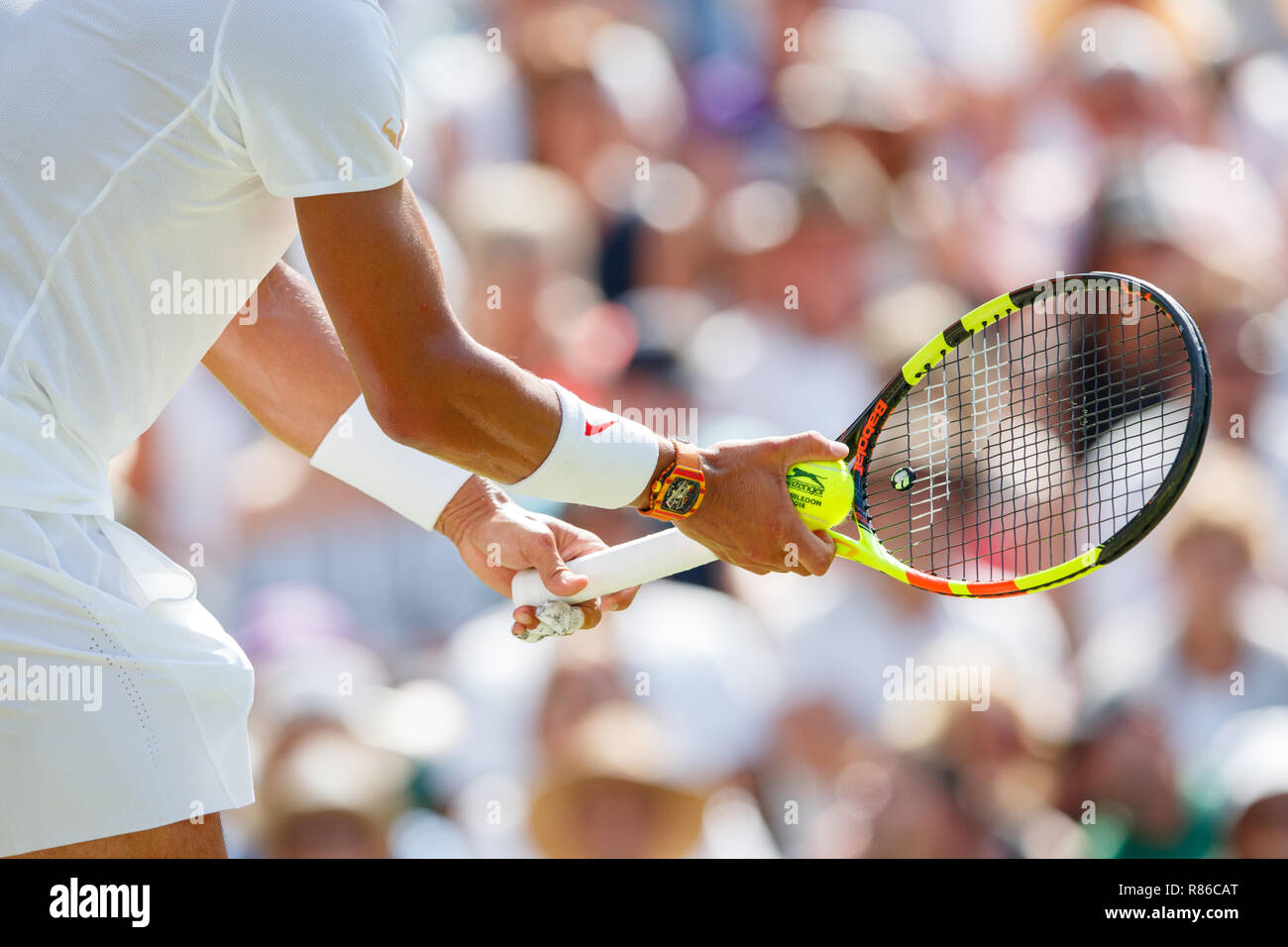 Detail der Schläger von Rafa Nadal während der Wimbledon Championships 2018 Stockfoto