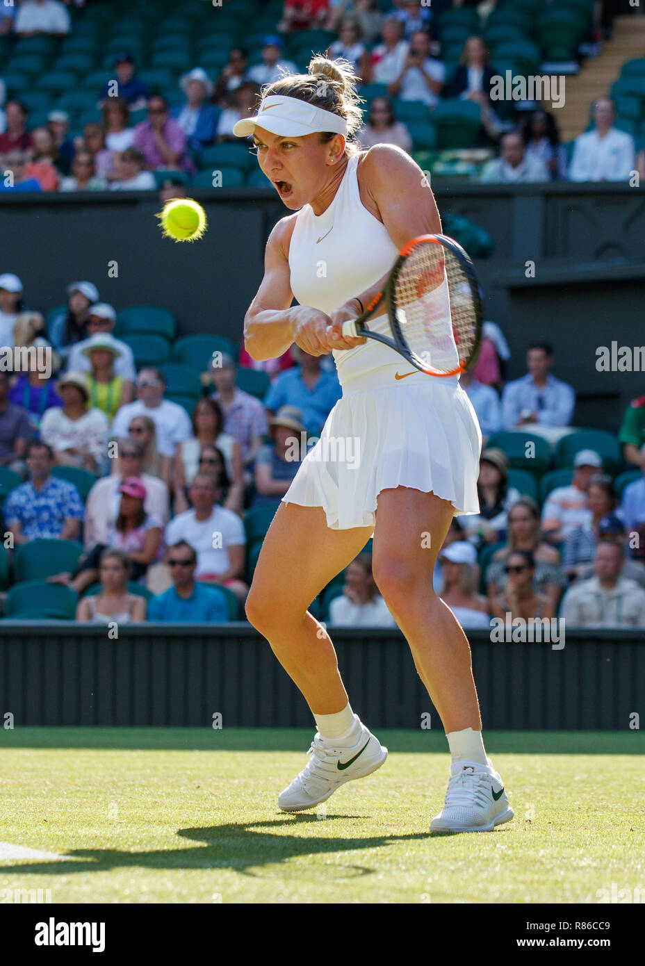 Simona Halep von Rumänien in Aktion während der Wimbledon Championships 2018 Stockfoto