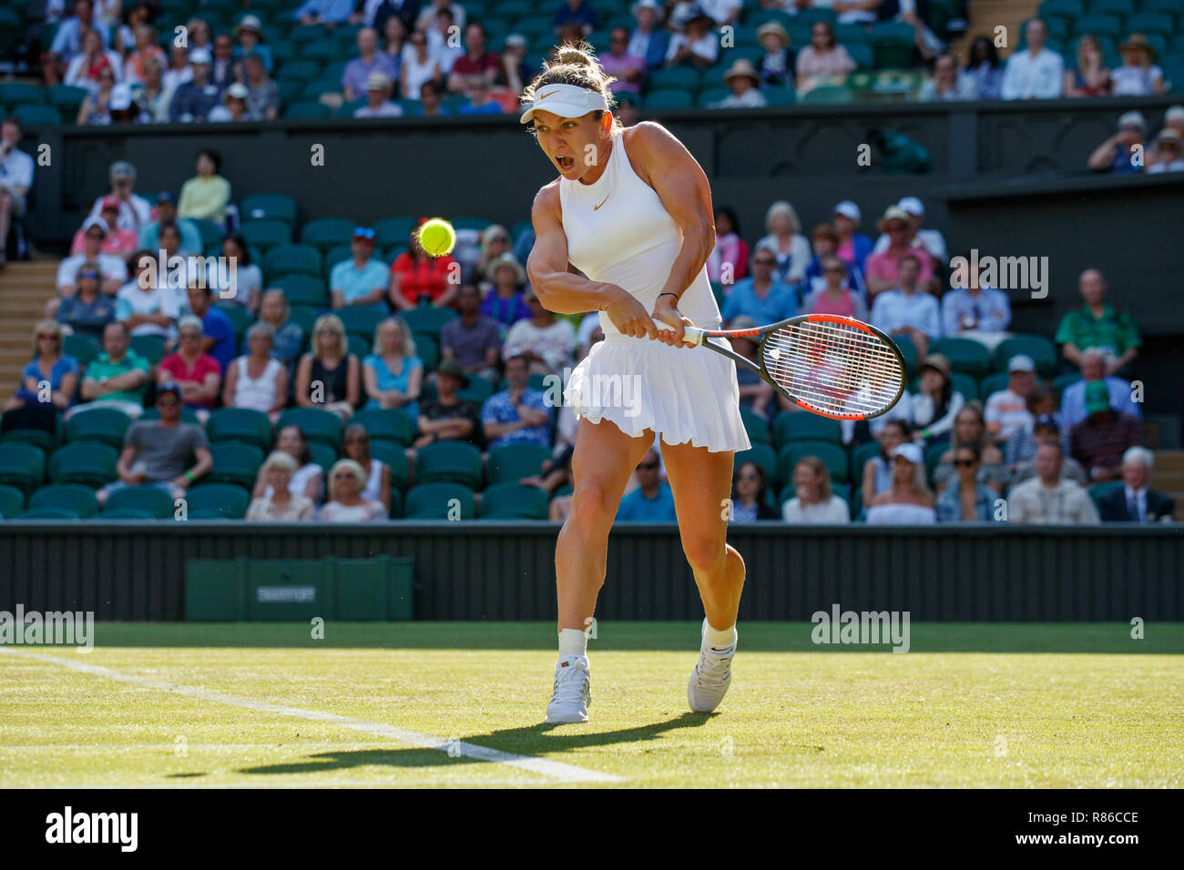 Simona Halep von Rumänien in Aktion während der Wimbledon Championships 2018 Stockfoto
