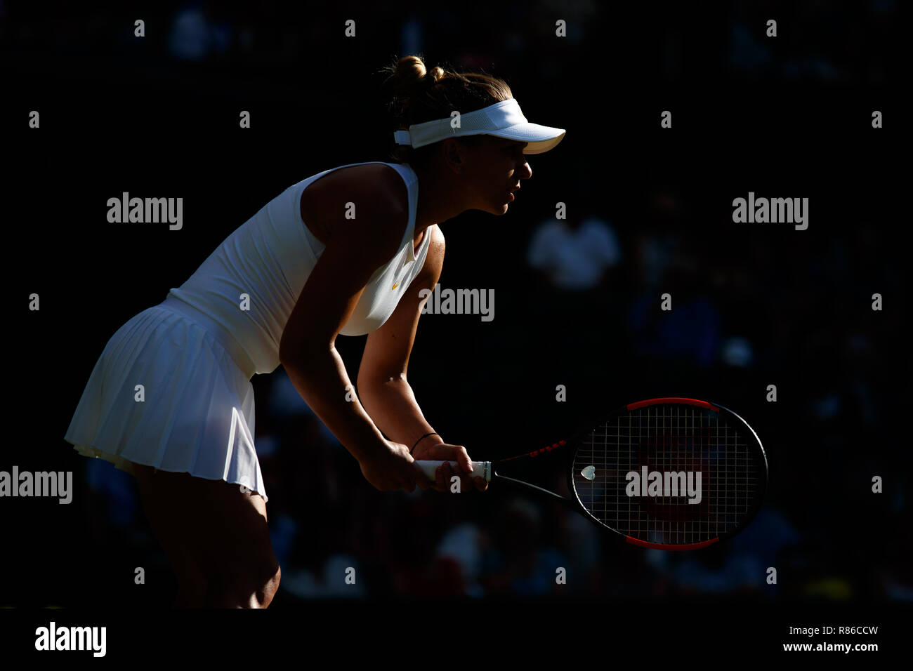 Simona Halep von Rumänien in Aktion während der Wimbledon Championships 2018 Stockfoto