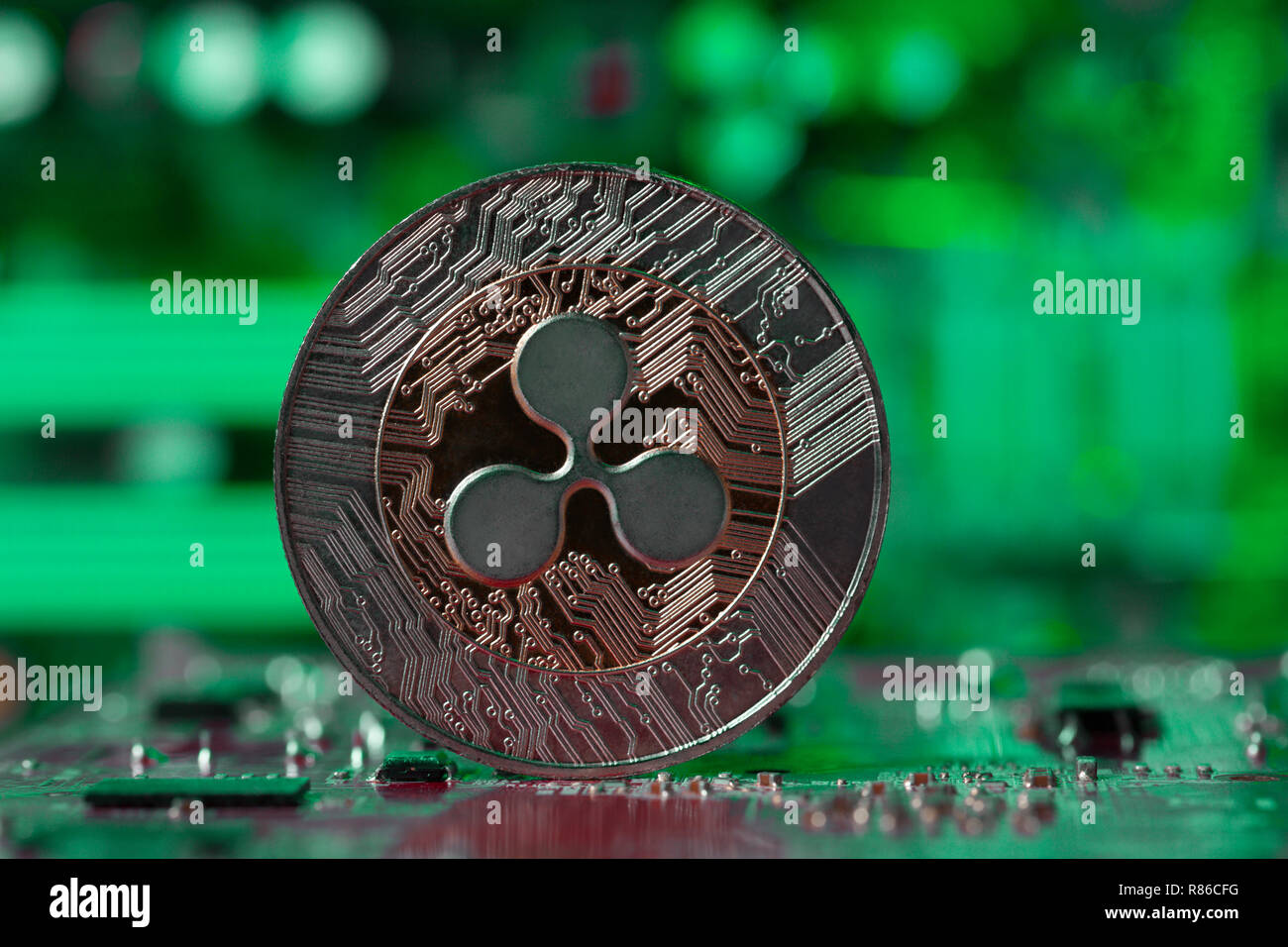 Welligkeit Münze auf Intergrated Circuit und Grünen verschwommenen Hintergrund Stockfoto