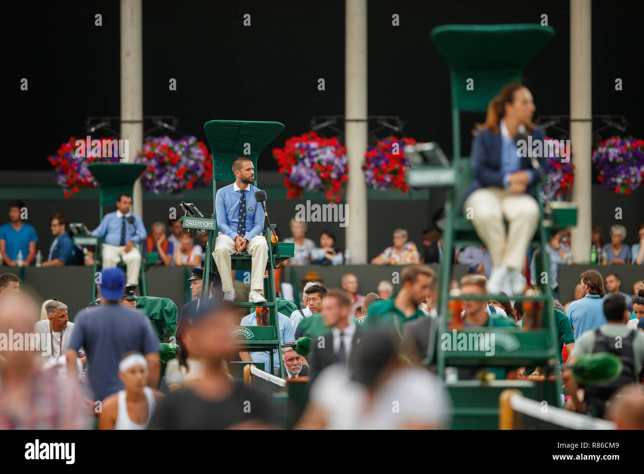 Farbe Bild der Schiedsrichter auf Gericht während der Wimbledon Championships 2018 Stockfoto