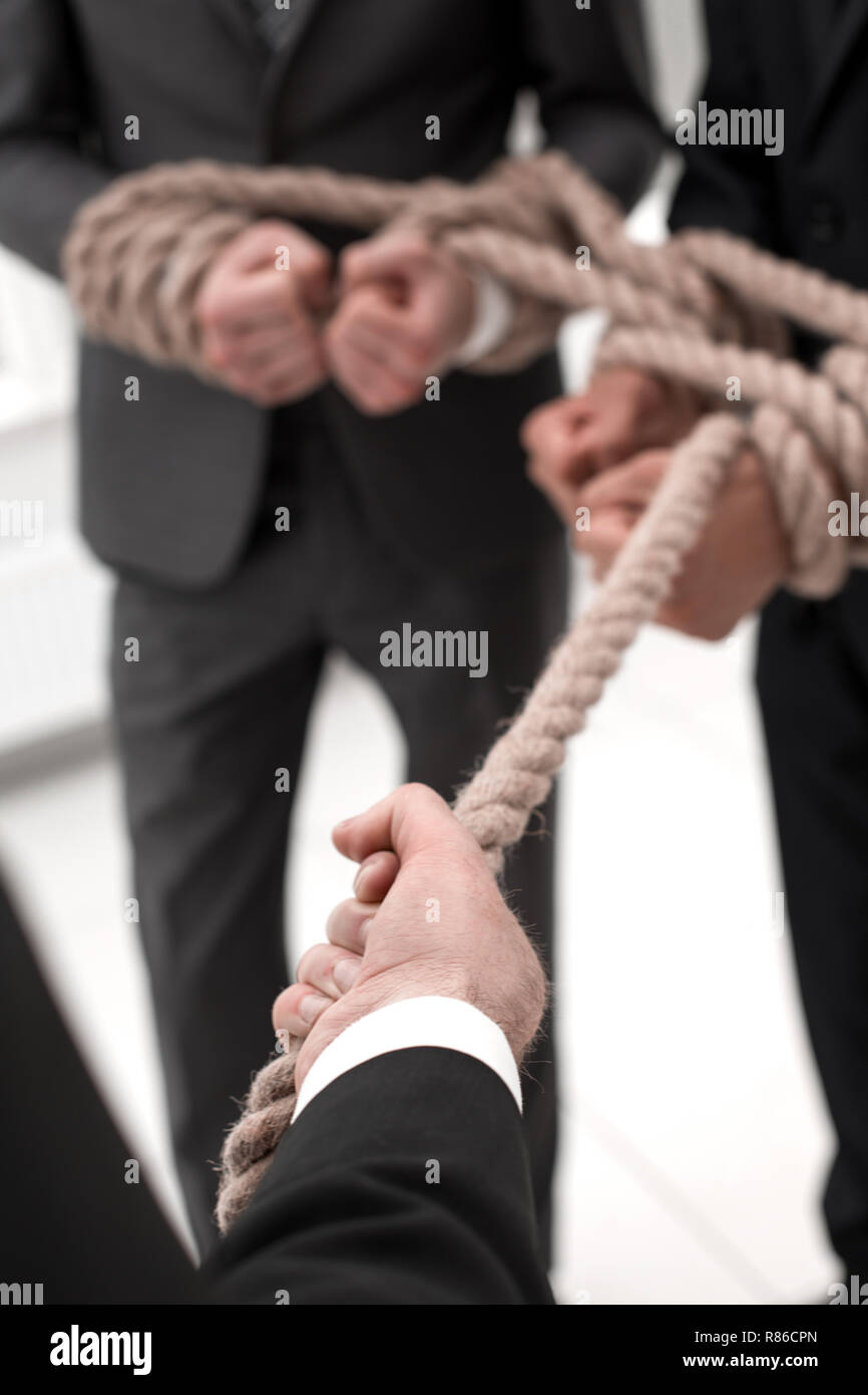 Bis zu schließen. Der Chef zieht seine eigene Mannschaft über das Seil Stockfoto