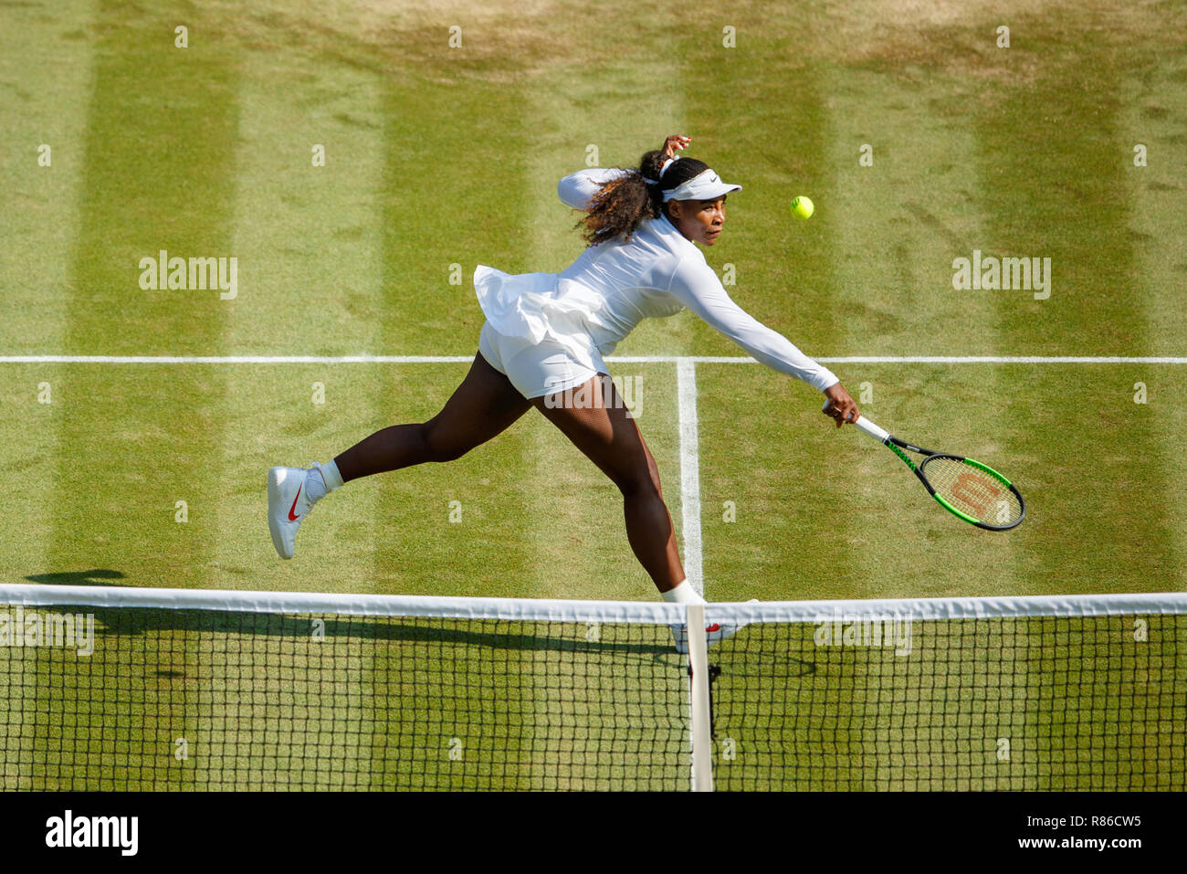 Serena Williams aus den USA in Aktion während der Wimbledon Championships 2018 Stockfoto