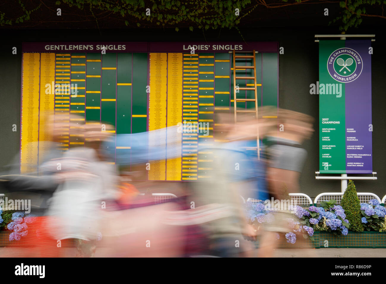 Farbe gedreht von Fans bei der Auslosung und Zeitplan boards während der Wimbledon Championships 2018 suchen Stockfoto