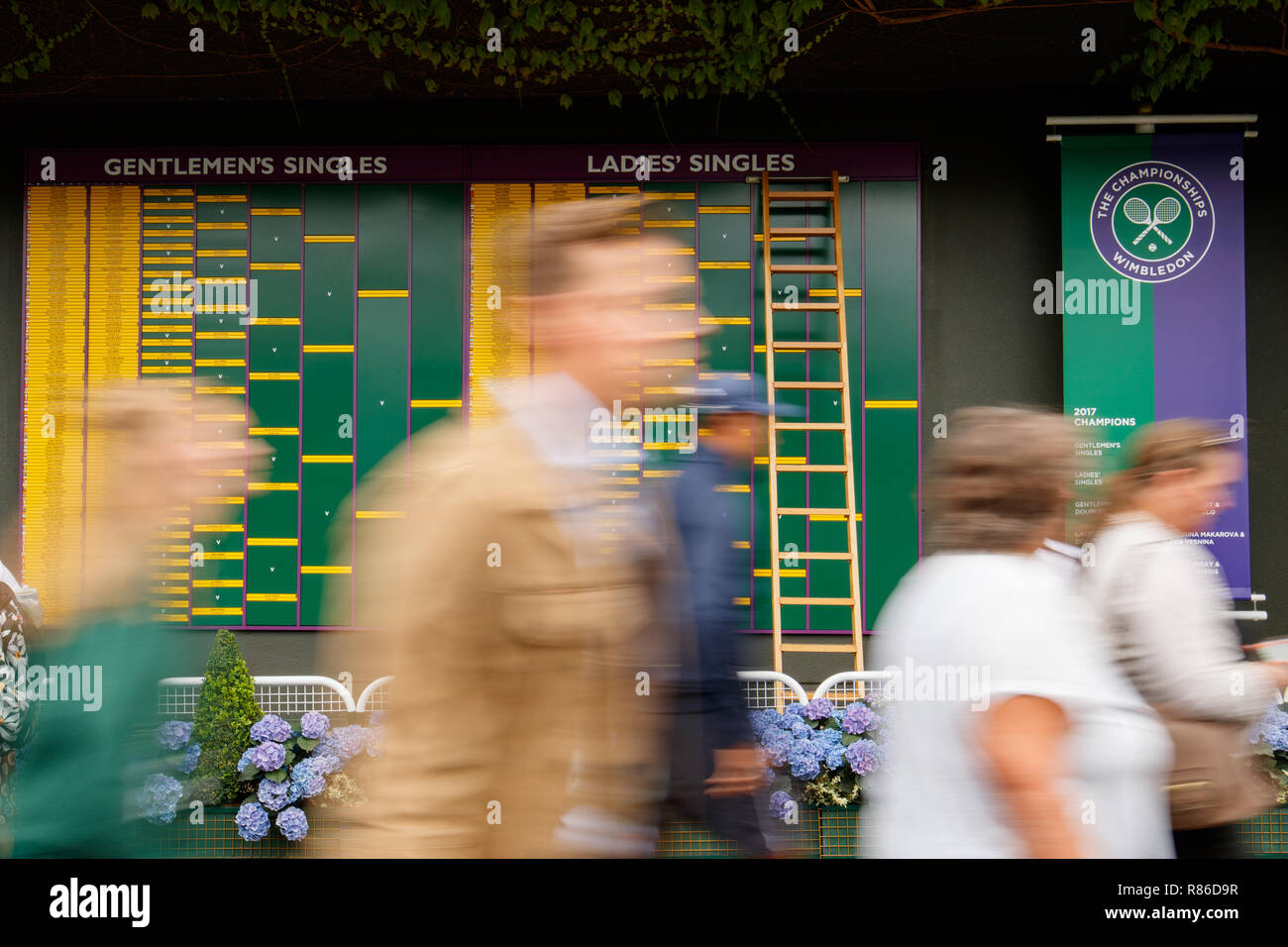 Farbe gedreht von Fans bei der Auslosung und Zeitplan boards während der Wimbledon Championships 2018 suchen Stockfoto