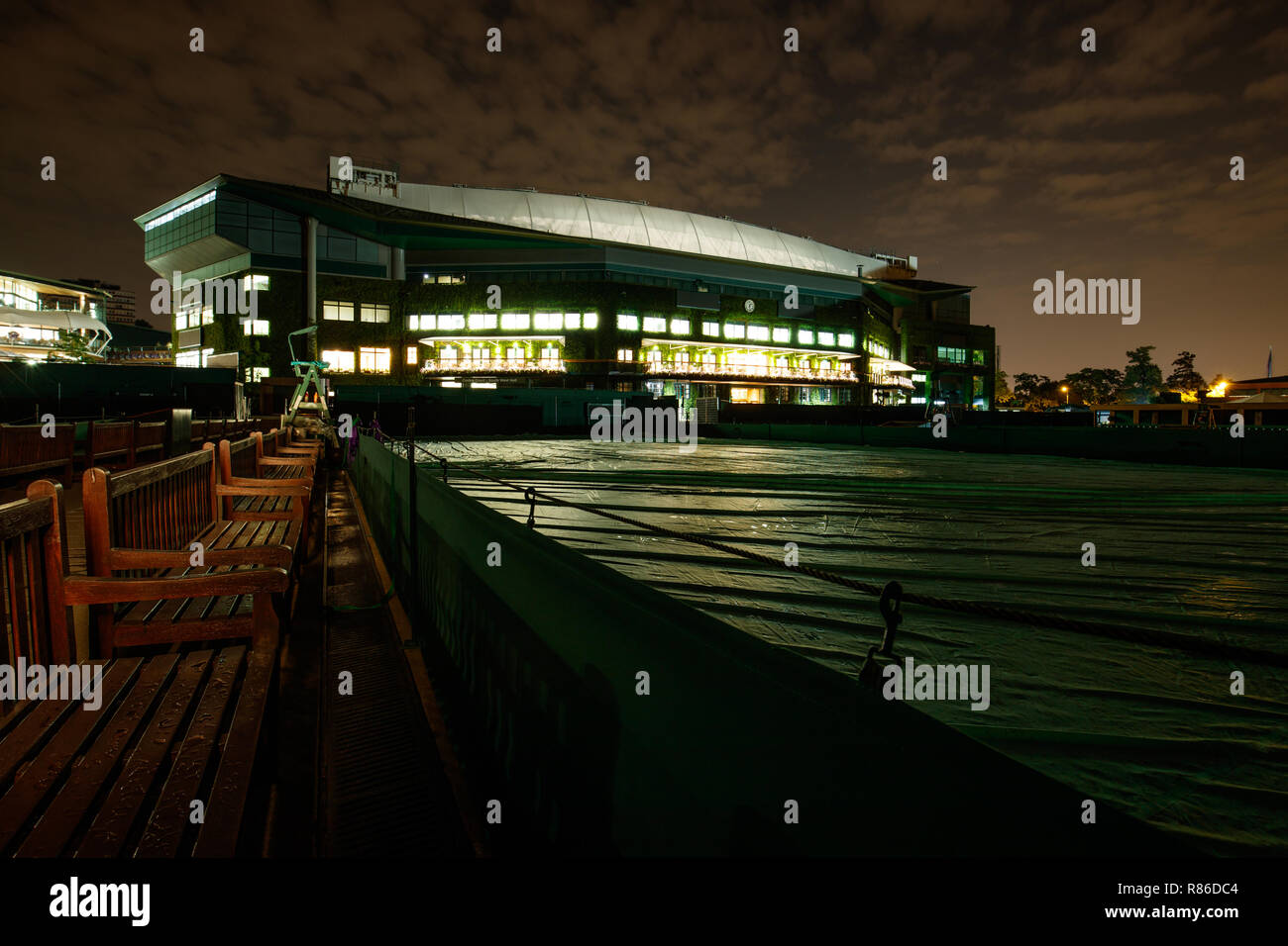 Allgemeine Ansicht außenaufnahmen der Center Court in der Nacht während der Wimbledon Championships 2018 Stockfoto