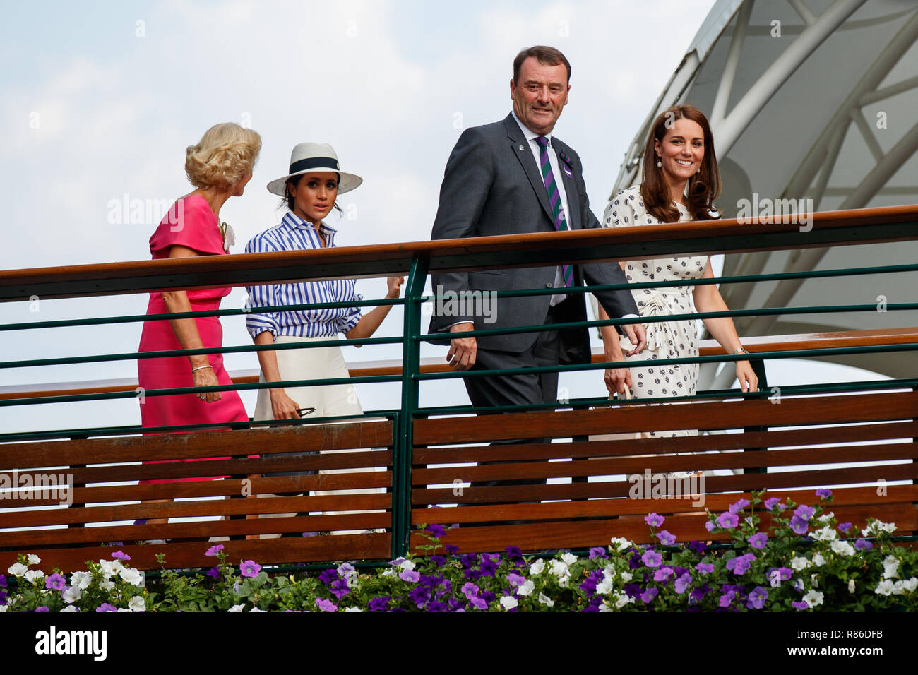 Herzogin von Cambridge Kate Middleton und der Herzogin von Sussex Meghan Markle mit dem Wimbledon Vorsitzende Phillip Bach während der Wimbledon Championships Stockfoto