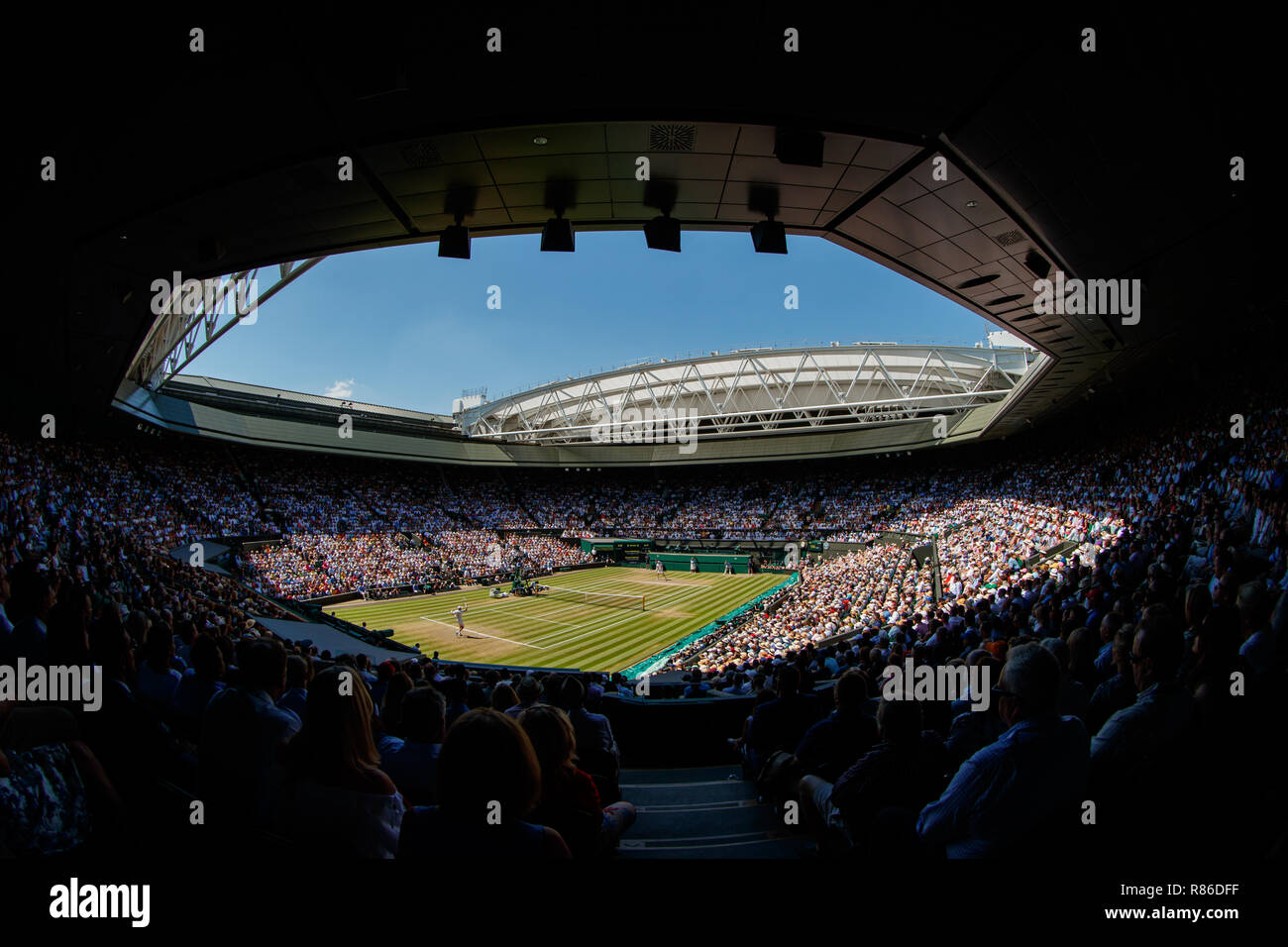 Allgemeine weiten Blick von Novak Djokovic aus Serbien und Kevin Anderson aus Südafrika auf dem Center Court während der Wimbledon Championships 2018 Stockfoto