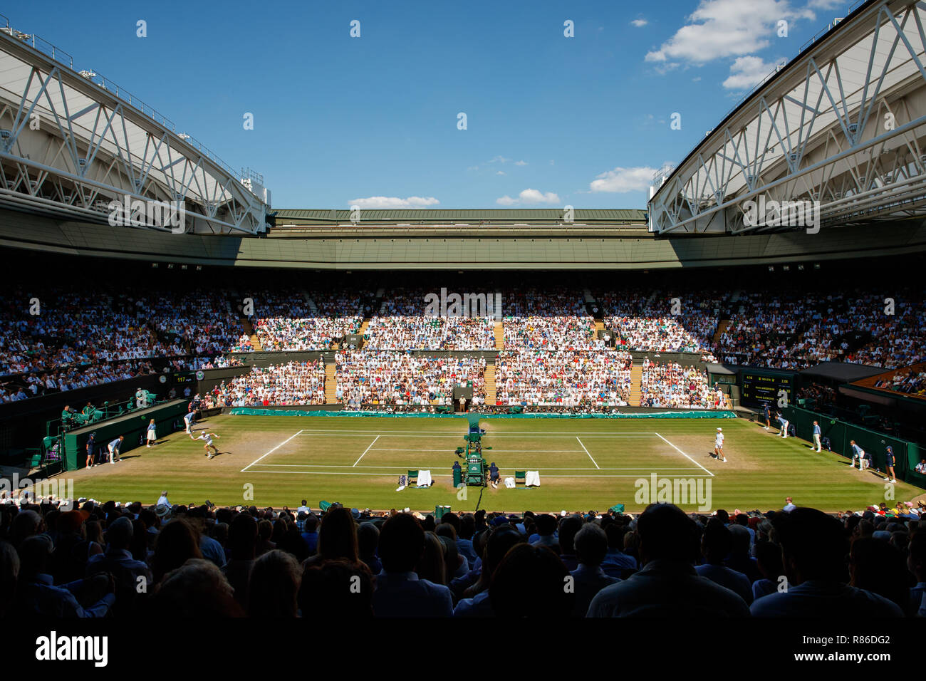 Allgemeine weiten Blick von Novak Djokovic aus Serbien und Kevin Anderson aus Südafrika auf dem Center Court während der Wimbledon Championships 2018 Stockfoto