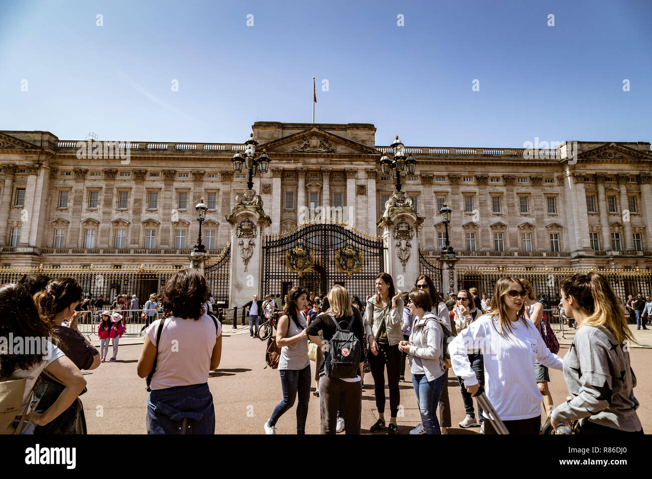 Buckingham Palace in London mit einer Menge von Touristen an einem wolkenlosen Tag Stockfoto