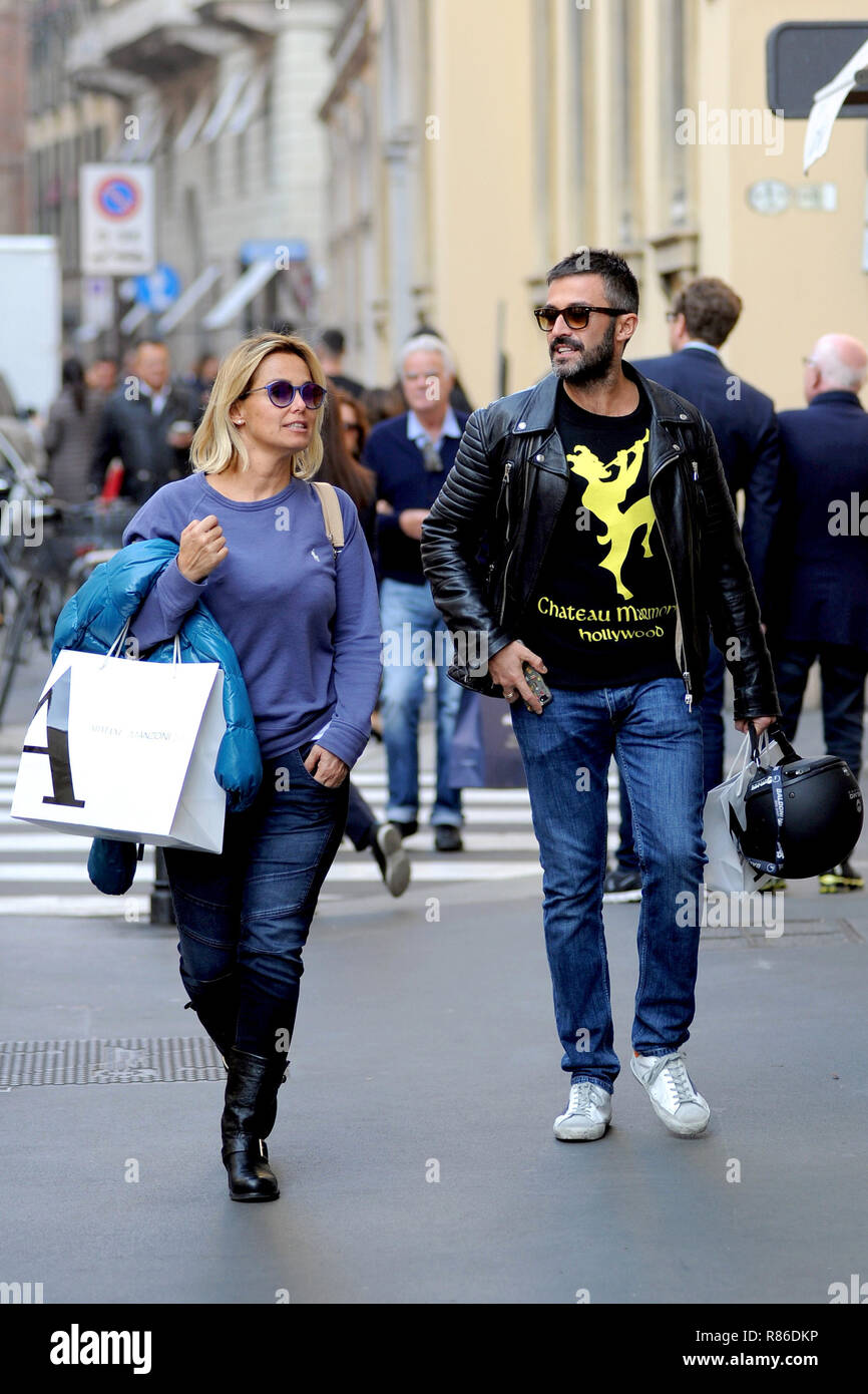 Sonia Bruganelli, Ehefrau von Paolo Bonolis, Shopping in der Innenstadt von Mailand, Italien, mit Alessandro Boero. Mit: Sonia Bruganelli, Alessandro Boero Wo: Mailand, Lombardei, Italien Wann: 12. November 2018 Credit: IPA/WENN.com ** Nur für die Veröffentlichung in Großbritannien, den USA, Deutschland, Österreich, Schweiz ** verfügbar Stockfoto