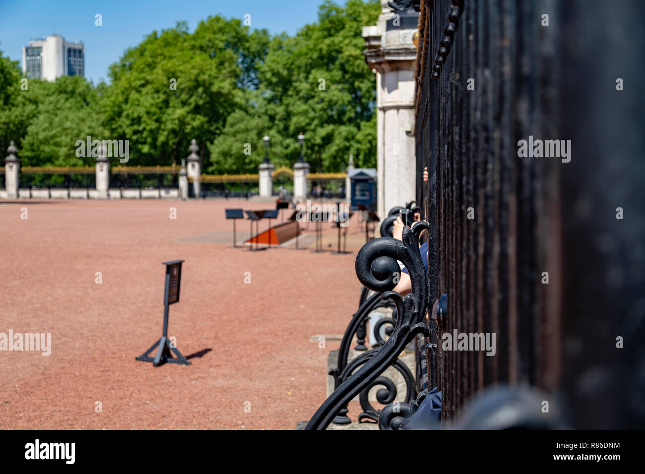 Geschlossene Tore zum Buckingham Palast, London, England, Großbritannien Stockfoto