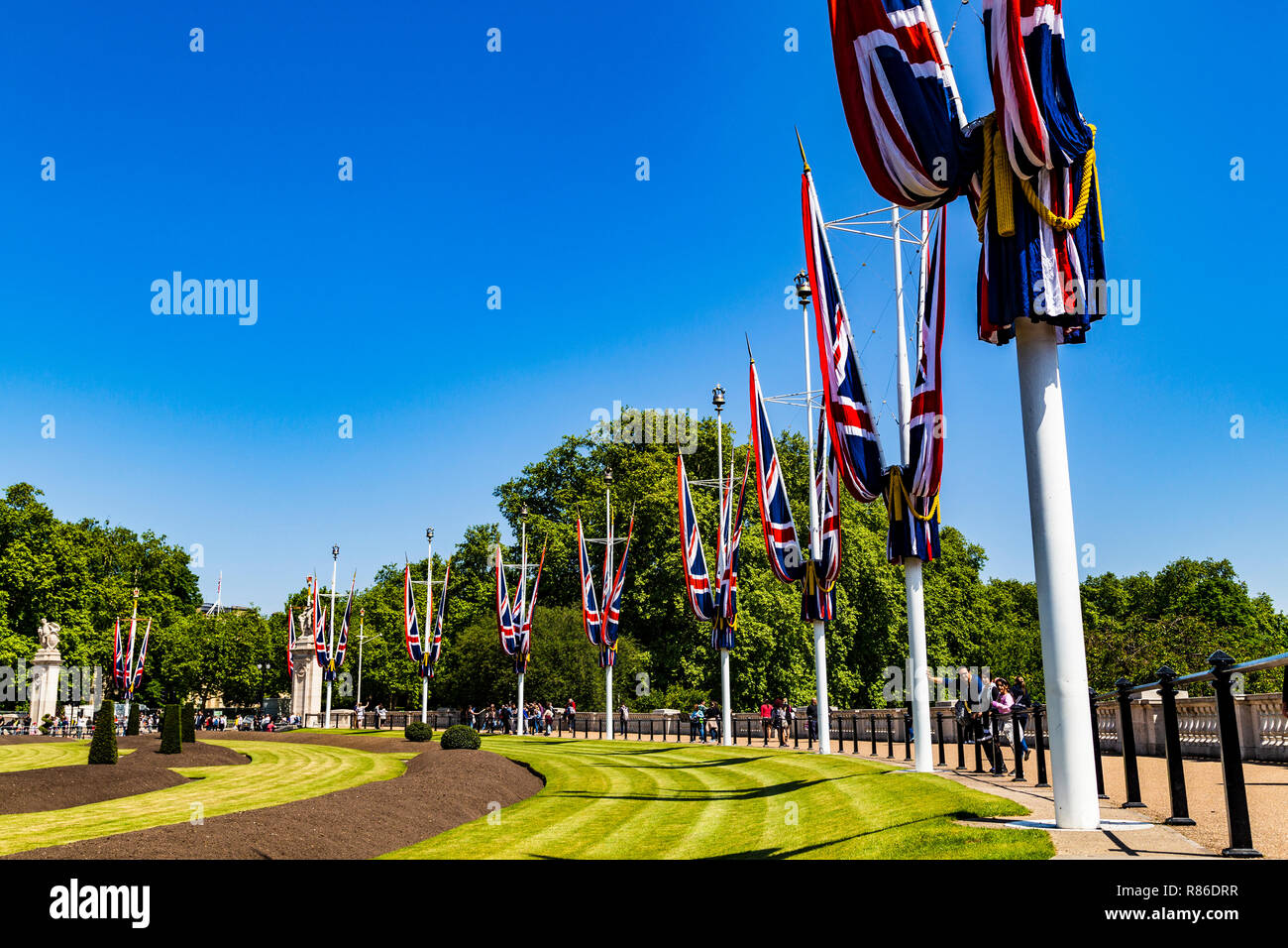 Ein Blick auf Britische Flaggen rund um den Buckingham Palace in London, England Stockfoto