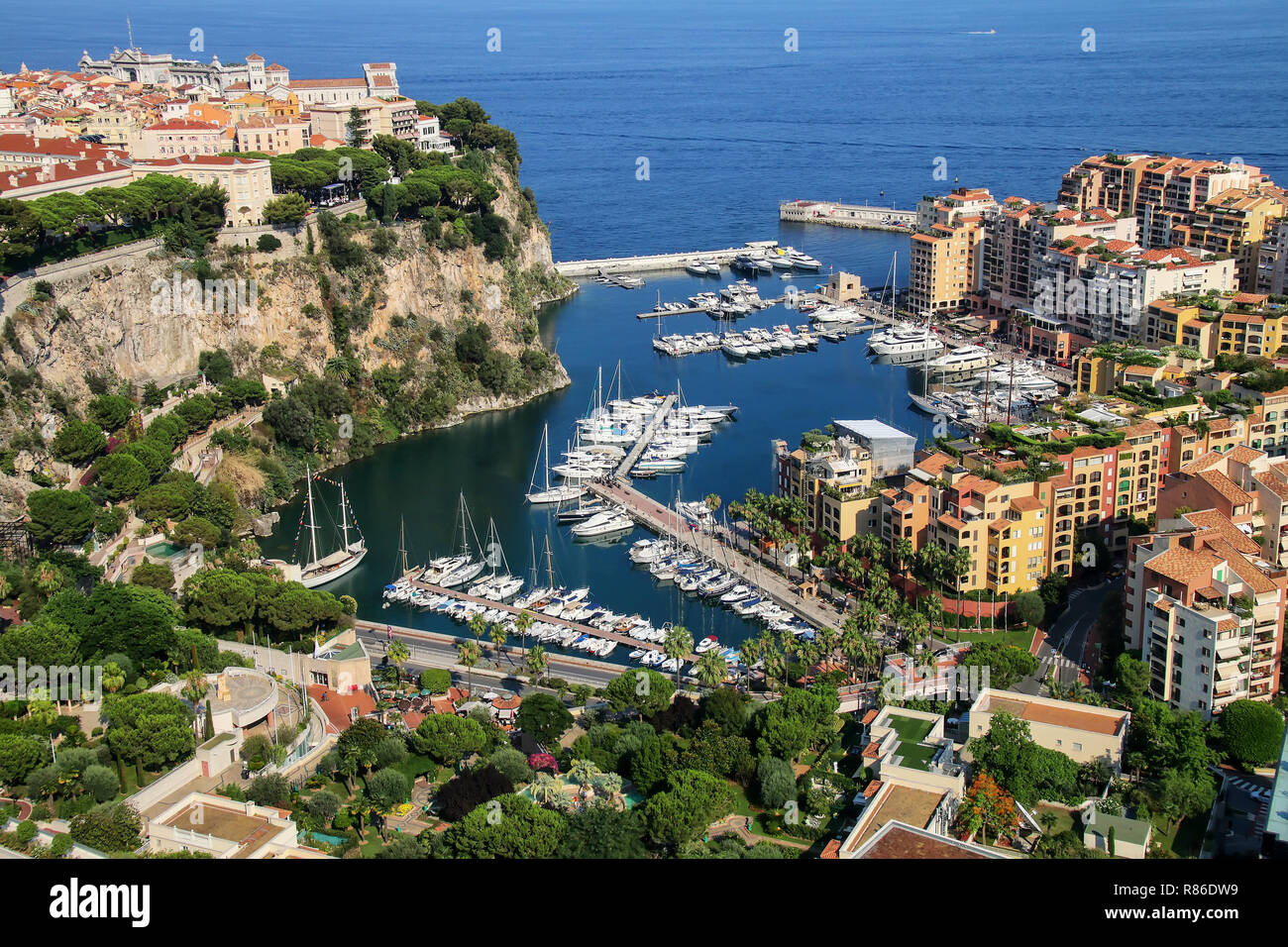 Blick auf Monaco Stadt und Fontvieille mit Yacht Marina in Monaco. Monaco Stadt und Fontvieille sind zwei der vier traditionellen Viertel von Monaco. Stockfoto