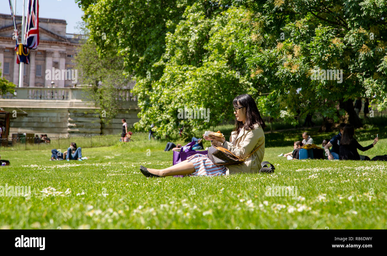 St James' Park, London - Menschen entspannen und genießen Sie die frische Luft und schönem Wetter in der warmen Frühlingssonne Stockfoto