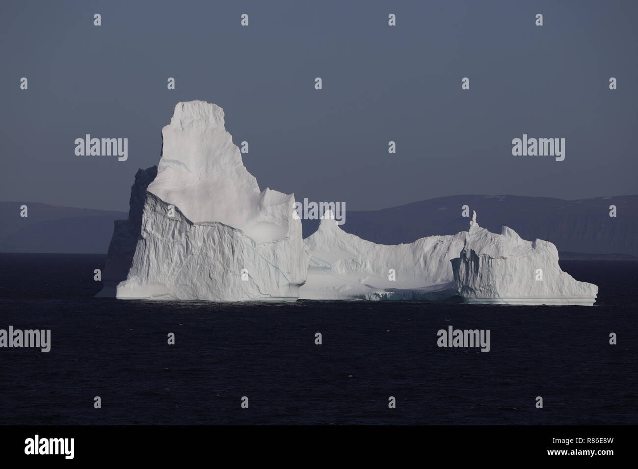 Grönland Disko Bucht: Zwei Eisberge vereienen sich zu einer Eismeeerkathedrale Stockfoto