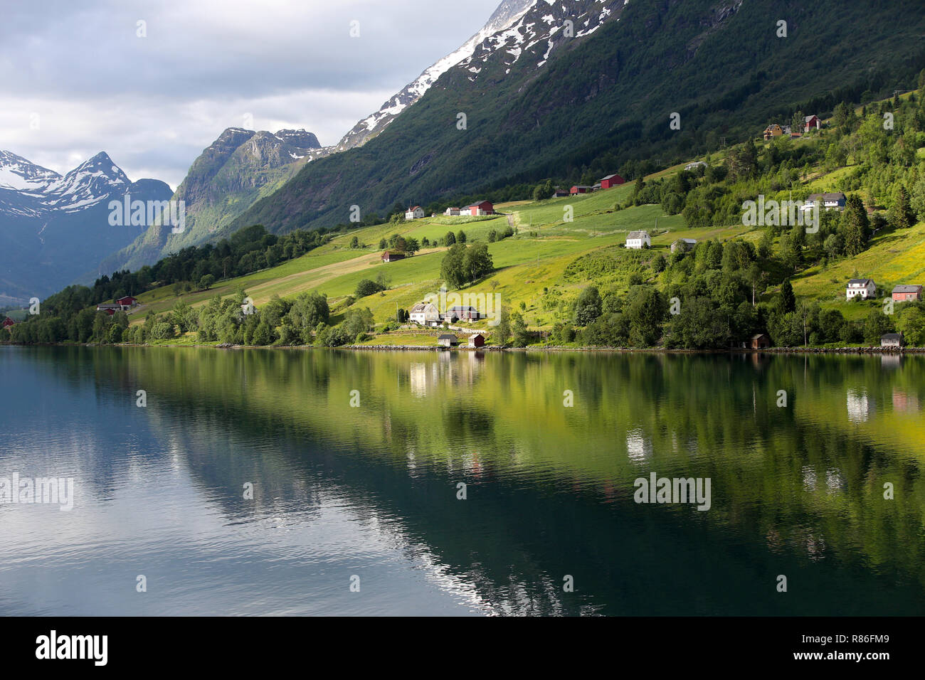 Norwegen, Olden, Landschaft Blick auf Wohnviertel im Fjord. Stockfoto