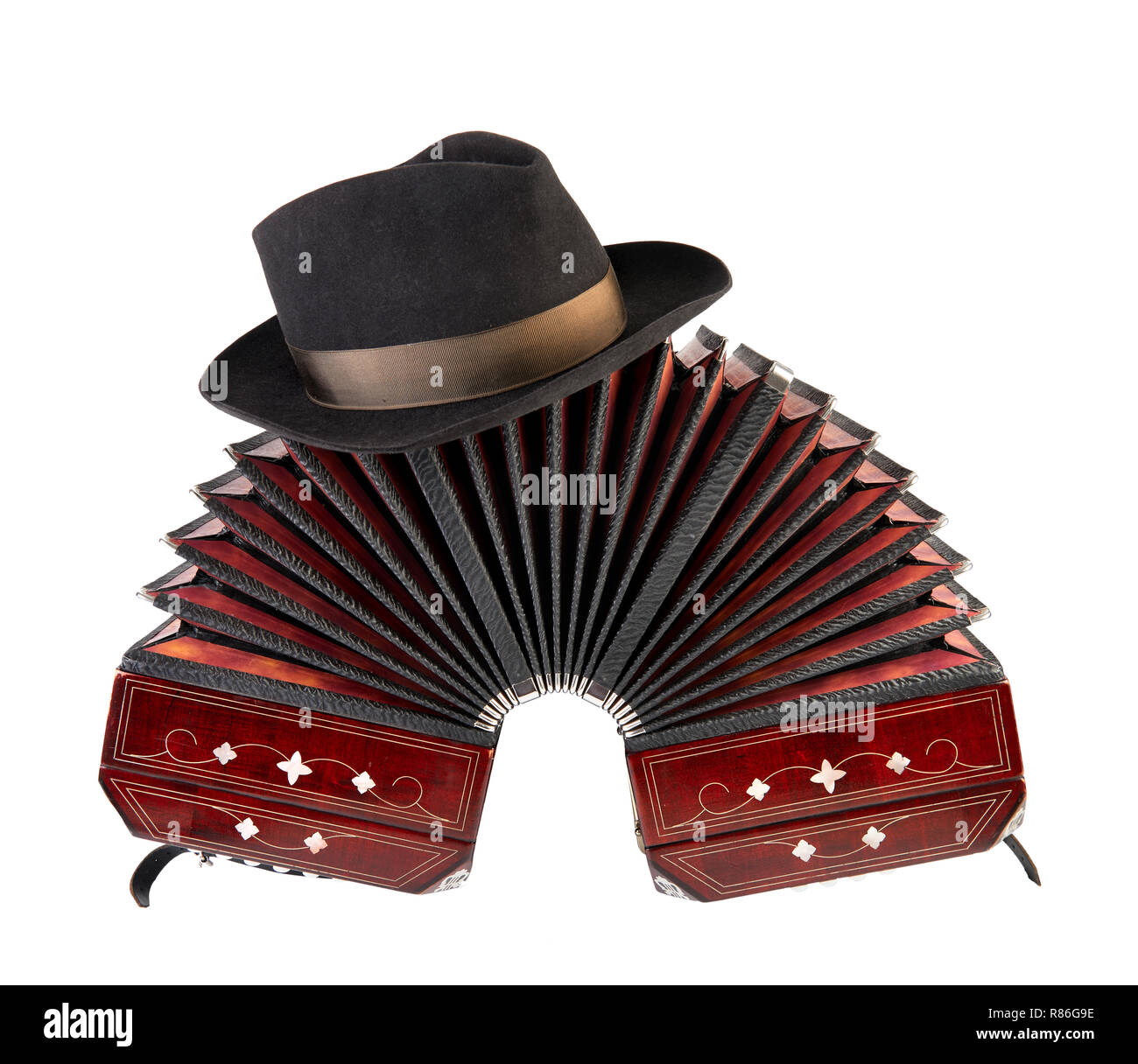 Bandoneon, tango Instrument mit einem männlichen Hut auf. Argentinischer Tango Element isoliert auf weißem Hintergrund. Stockfoto