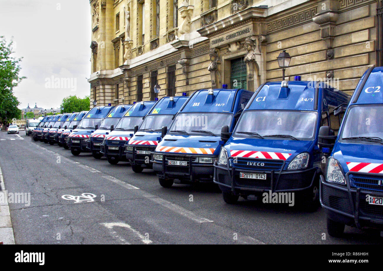 Linie der Polizei Autos in Paris, Frankreich Stockfoto