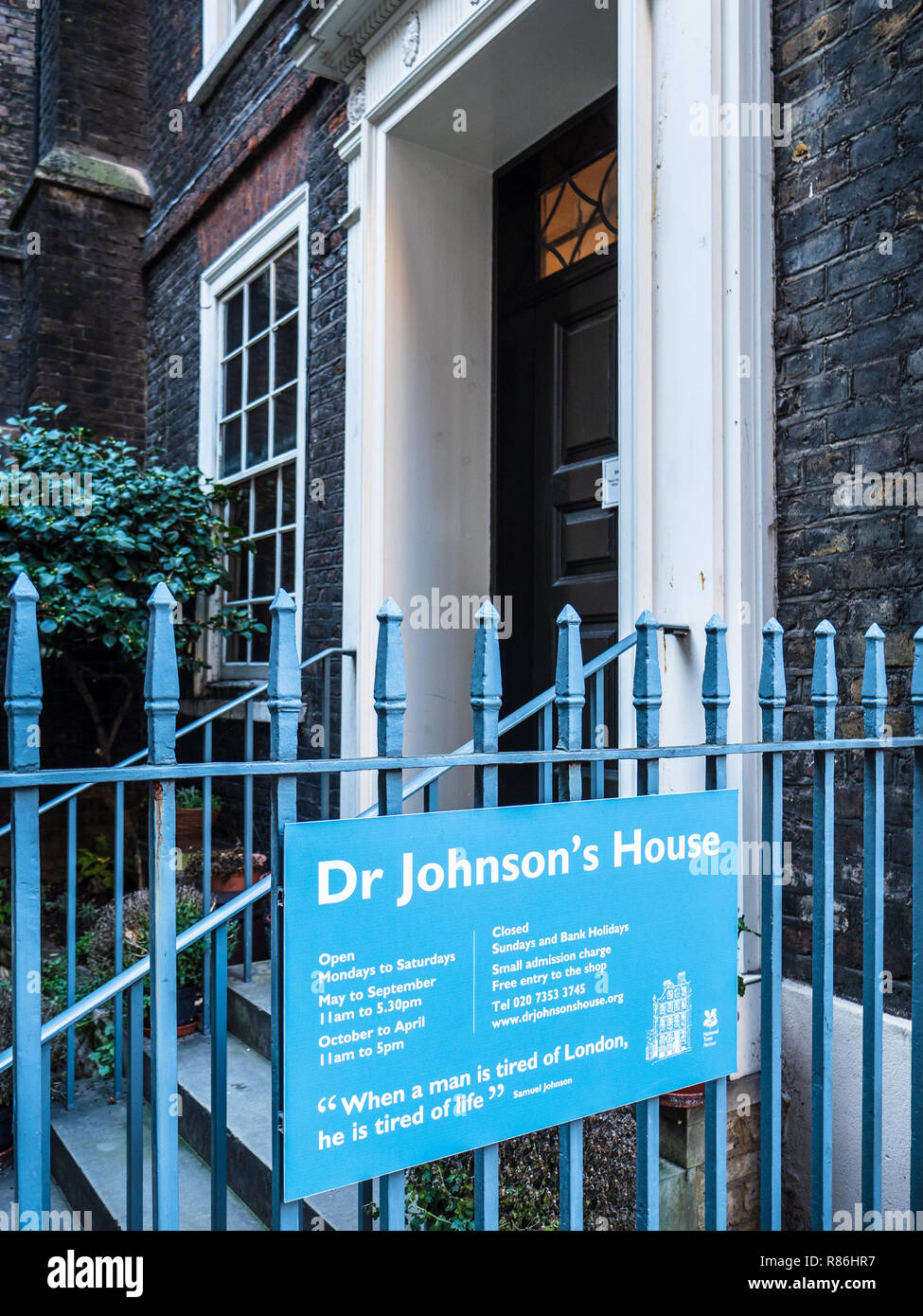 Dr. Samuel Johnson's Haus - Außenansicht von Dr. Johnson House (C.17 th) Gough Square in der Nähe von Fleet Street London jetzt ein Museum, das der Lexikograph. Stockfoto