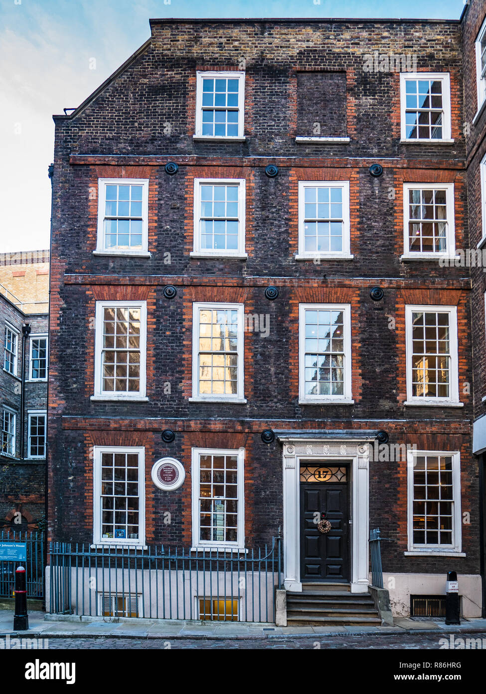 Dr. Samuel Johnson's Haus - Außenansicht von Dr. Johnson House (C.17 th) Gough Square in der Nähe von Fleet Street London jetzt ein Museum, das der Lexikograph. Stockfoto