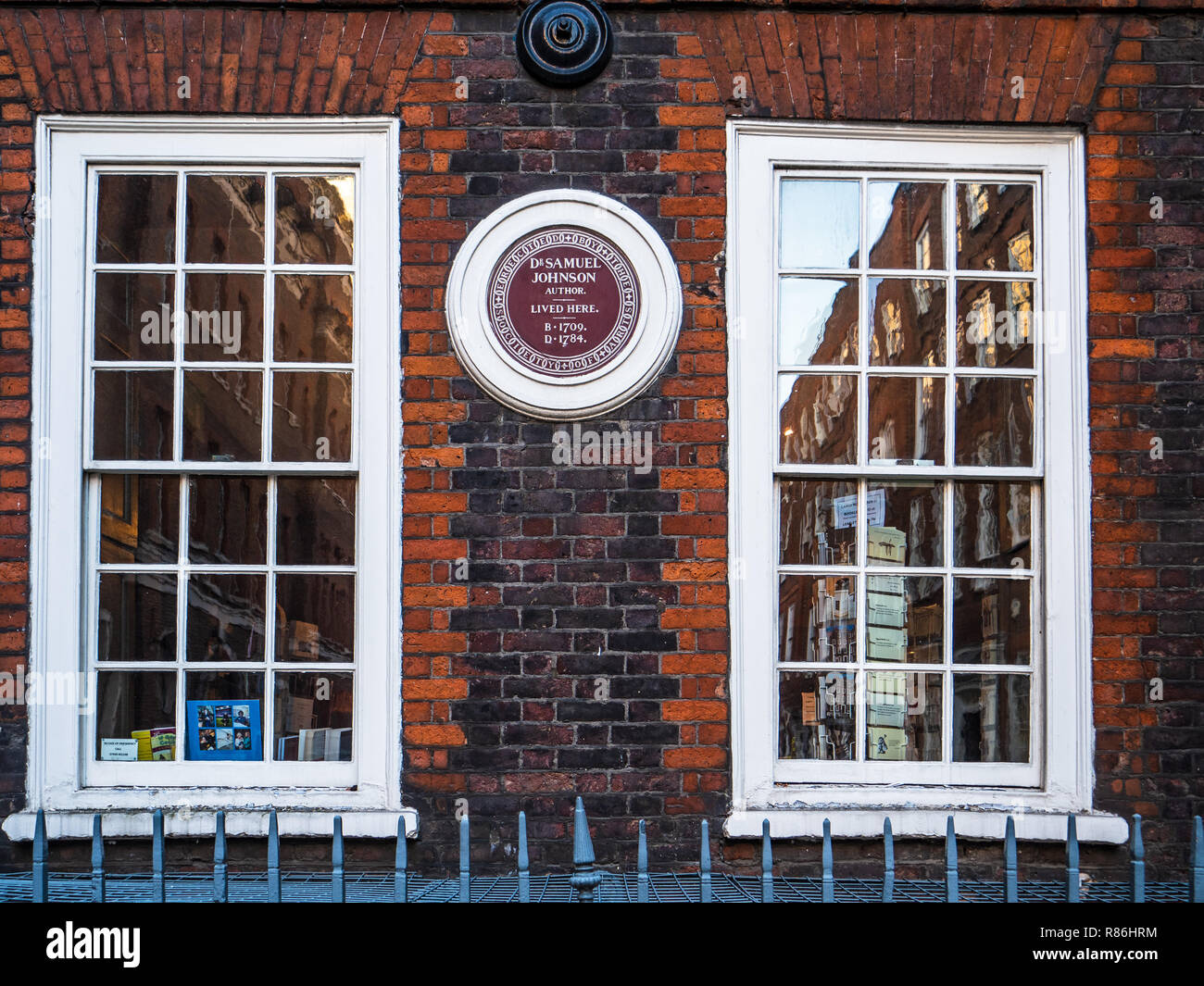 Dr. Samuel Johnson's Haus - Außenansicht von Dr. Johnson House (C.17 th) Gough Square in der Nähe von Fleet Street London jetzt ein Museum, das der Lexikograph. Stockfoto