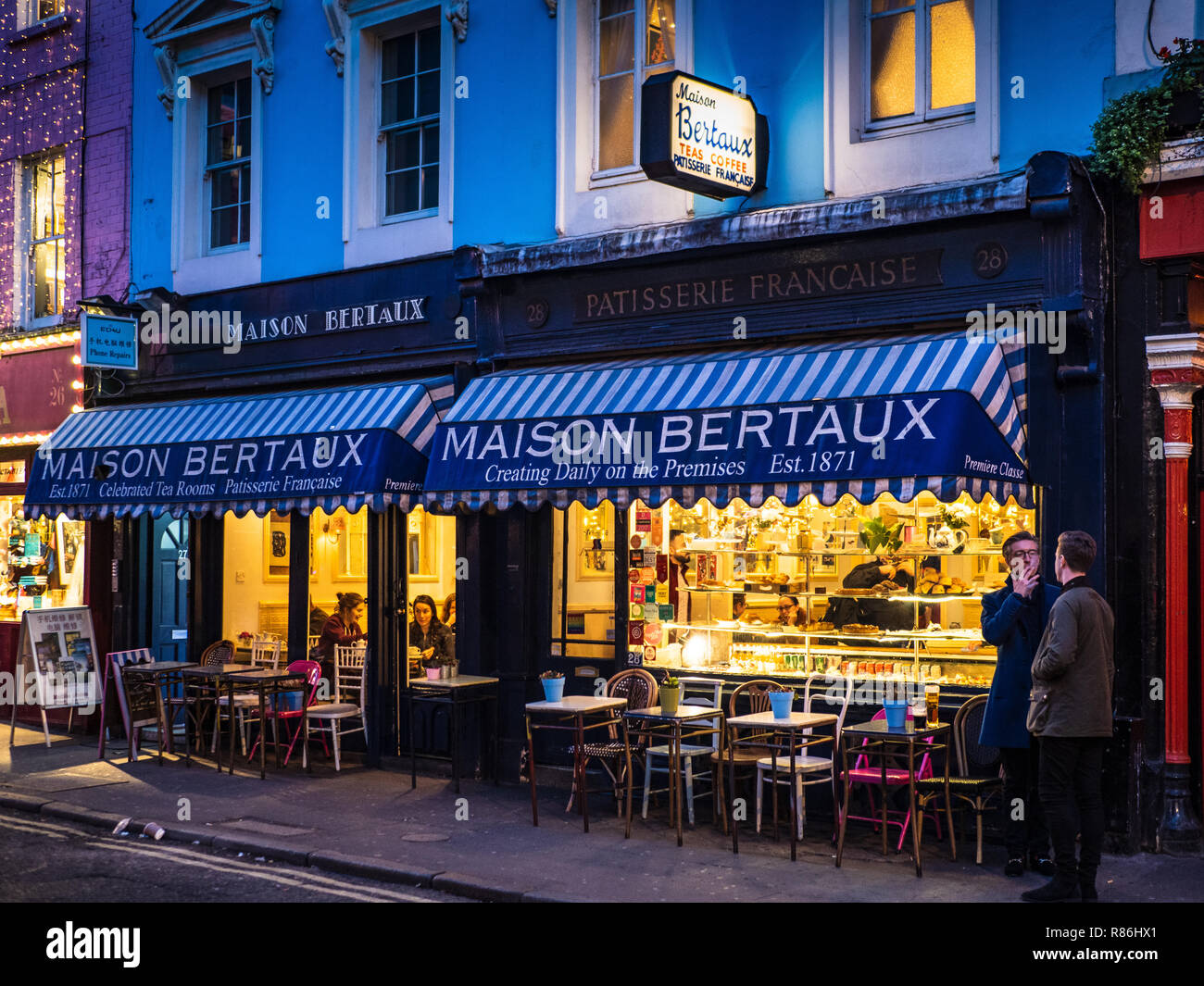 Maison Bertaux in der Griechischen Straße Soho, 1871 gegründet von einem Monsieur Bertaux aus Paris, ist der älteste Pâtisserie shop in London. Soho, Soho Wohn Stockfoto