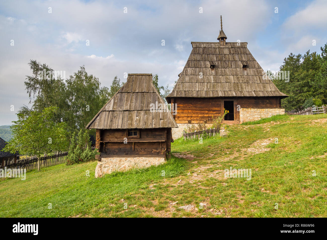 Holzbauten in das Freilichtmuseum Sirogojno in Zlatibor. Tara Berg, Serbien. Stockfoto