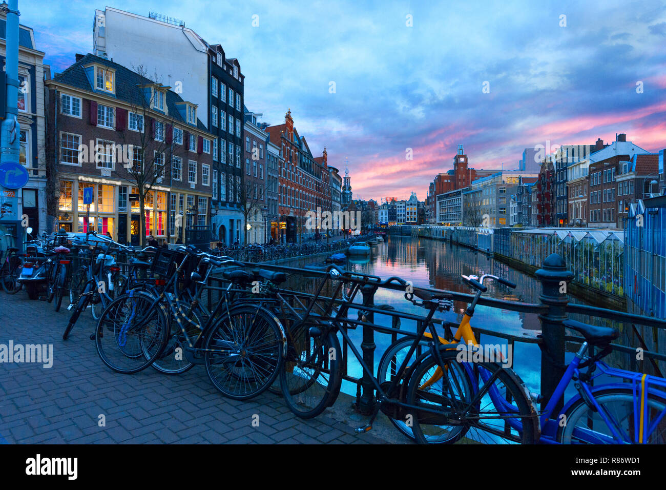 Malerischer Blick auf den Singel Kanal bei Sonnenuntergang, Amsterdam, Niederlande. Stockfoto