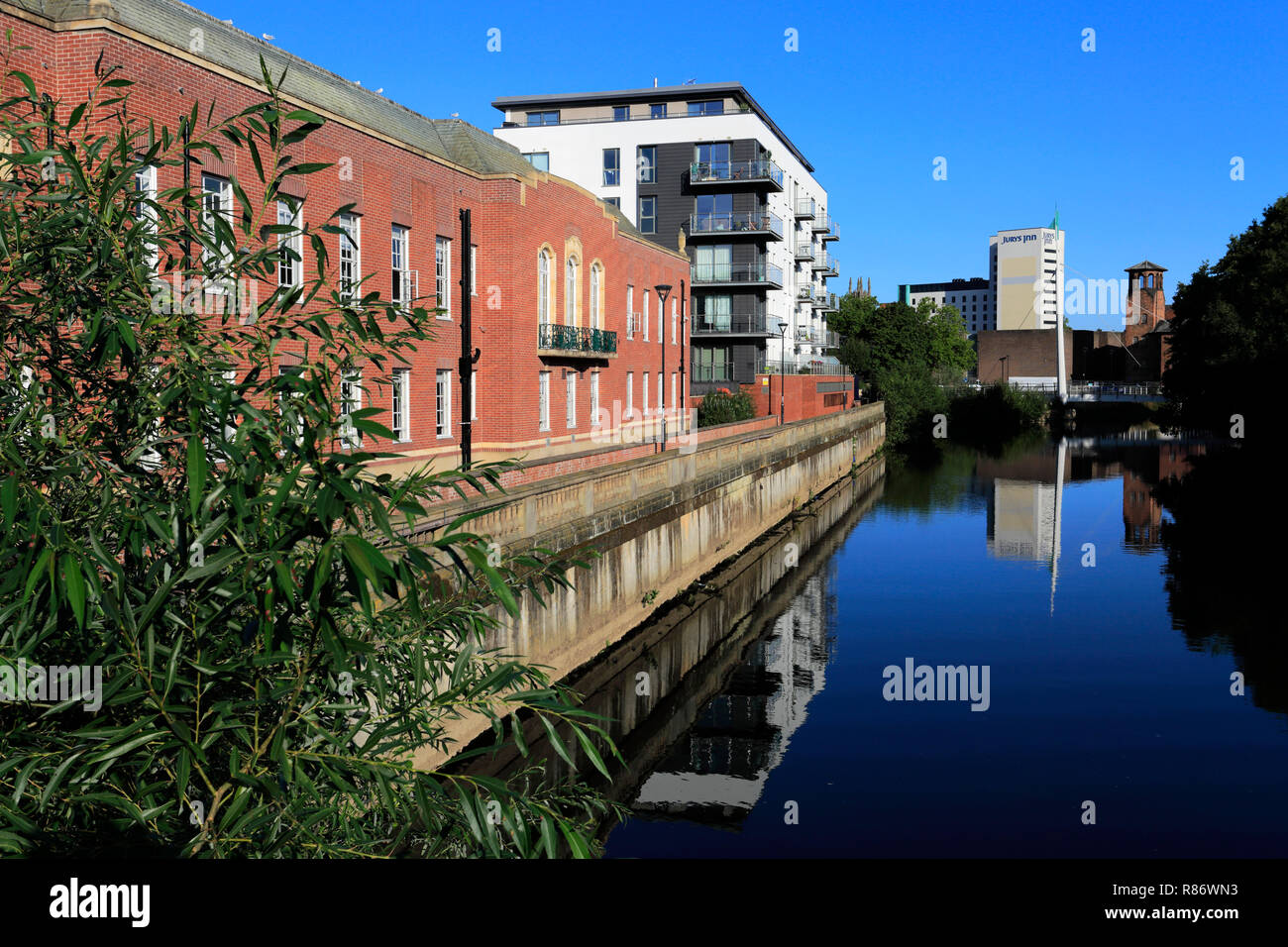 Gebäude am Ufer des Flusses Derwent, Derby, Derbyshire, England, Großbritannien Stockfoto