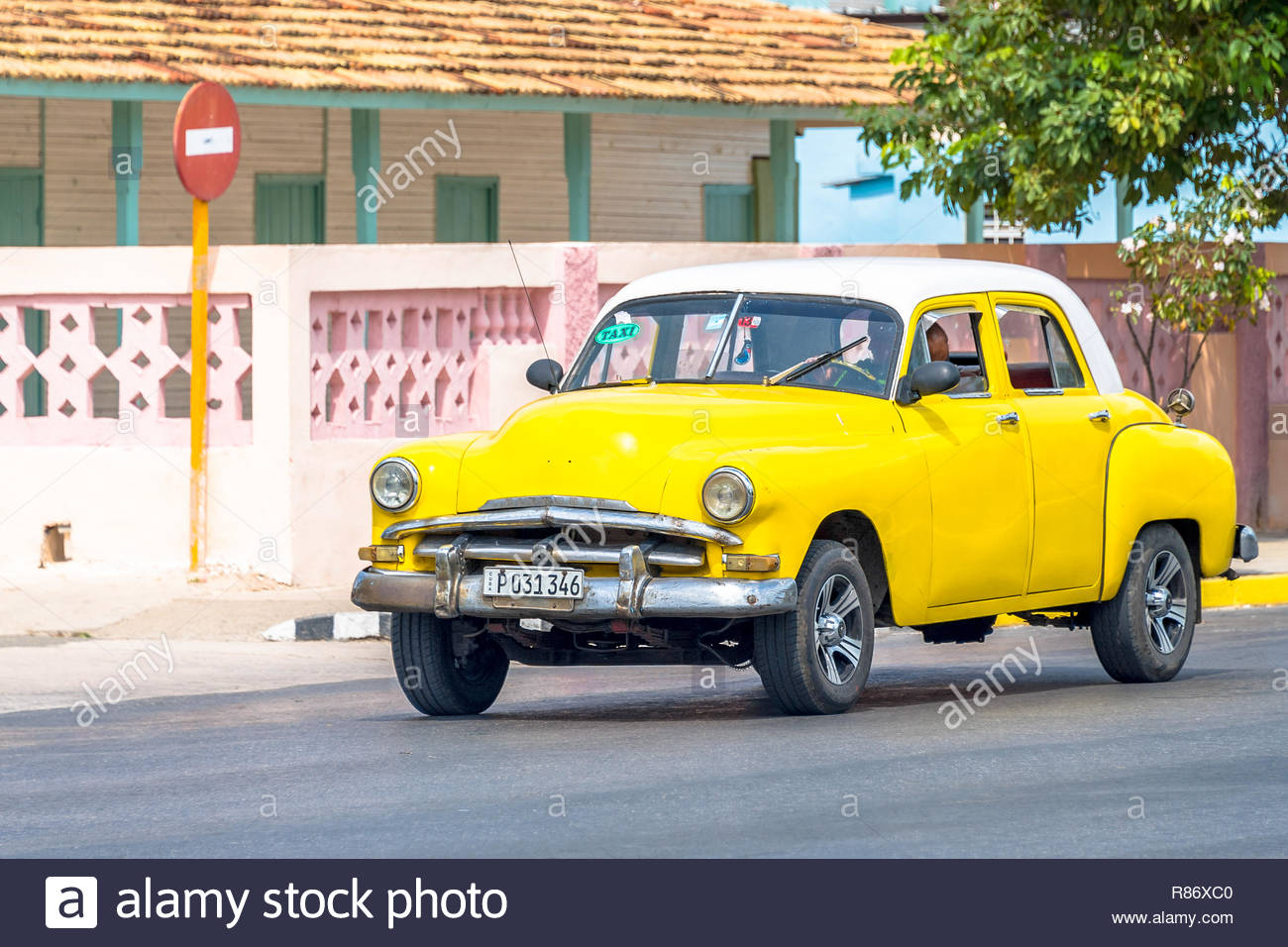 Gelb Alt Veraltetes Amerikanisches Auto Oder Wahrend Der Fahrt In Der Kubanischen Strassen suber Kuba Ist Fur Die Vielzahl Der Modelle Wurde Lauft Seit Th Bekannt Stockfotografie Alamy