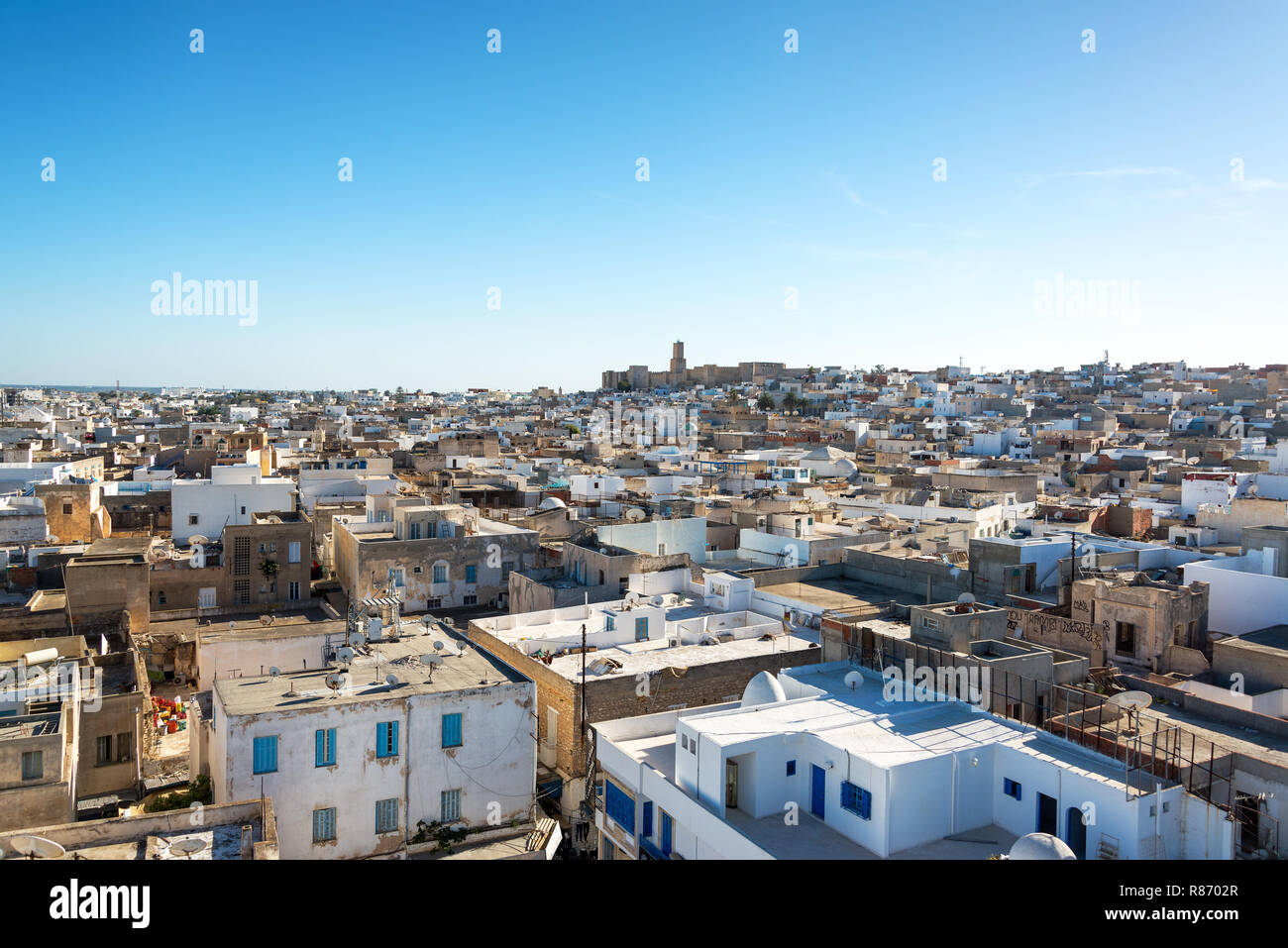 Stadtbild der Medina von Sousse, Tunesien mit der Kasbah im Hintergrund Stockfoto