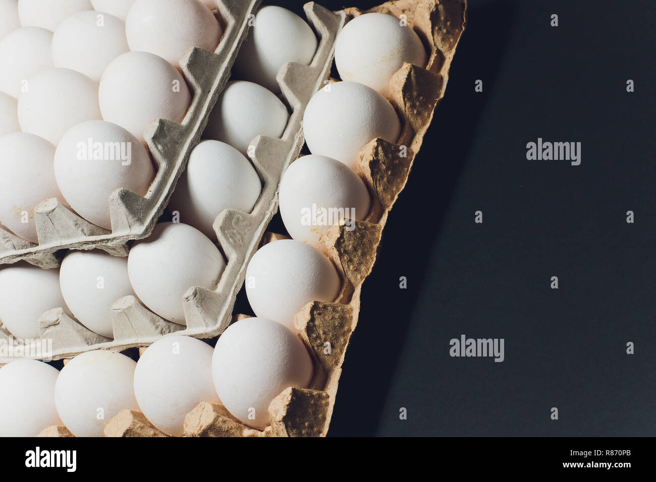 Mehrere weiße Eier in einem Ei Karton. Stockfoto