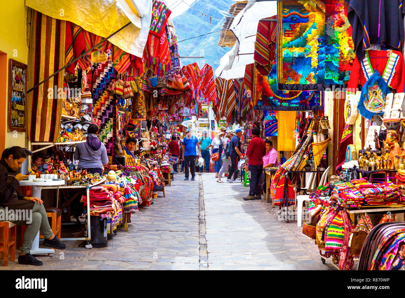 Markt mit bunten traditionellen Peruanischen Textilien in Pisac, das Heilige Tal, Peru Stockfoto