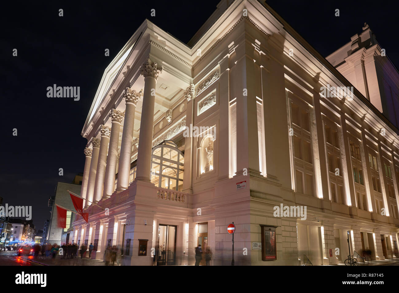 Fassade und Eingang des Royal Opera House, Covent Garden London, nachts. Stockfoto