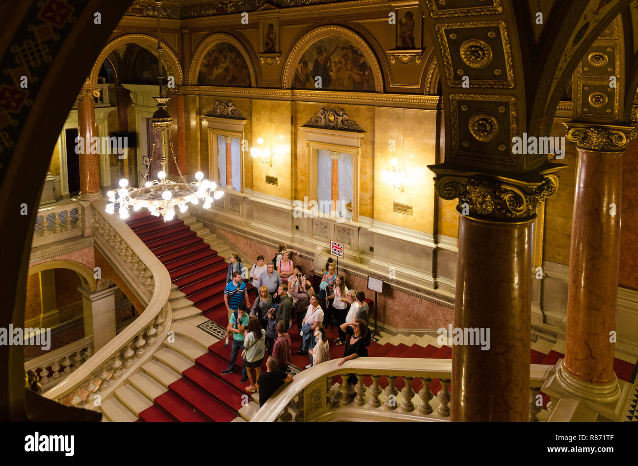 Touristen auf eine geführte Tour in der Ungarischen Staatsoper, Budapest, Ungarn Stockfoto Touristen auf eine geführte Tour in der Ungarischen Staatsoper, Budapest, Ungarn Stockfoto
