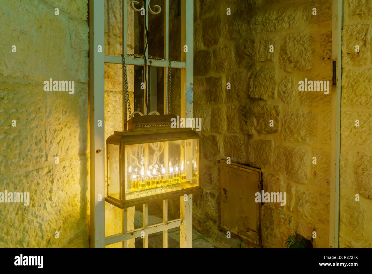 Traditionelle Menora (chanukka Lampe), mit Olivenöl Kerzen in das Jüdische Viertel, die Altstadt von Jerusalem, Israel. Text: Diese Kerzen sind heilig Stockfoto