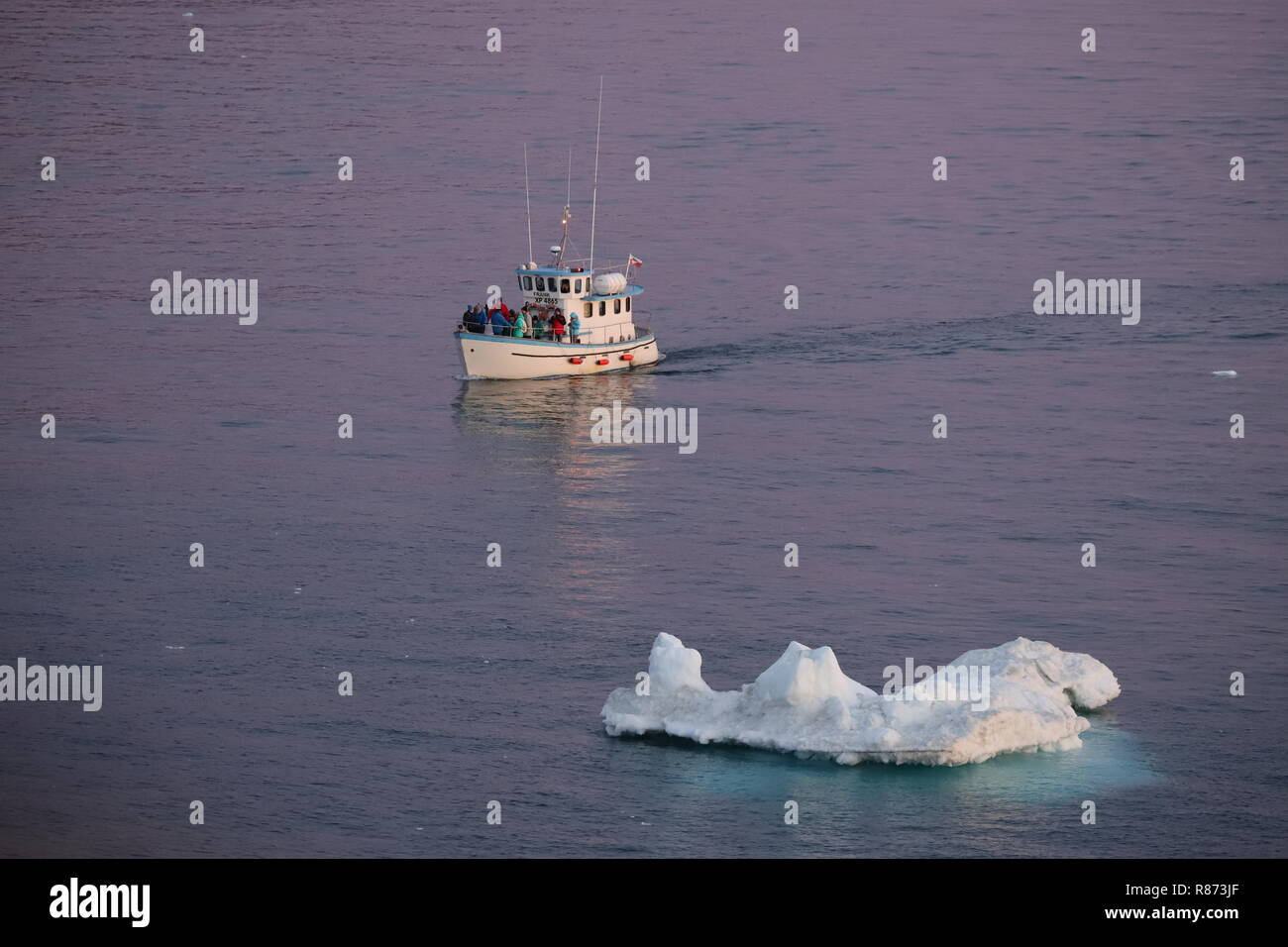 Ilulissat Eisberge am Abend: Bei der Rückkehr müssen sterben Ausflugsboote kleinen Eisbergen ausweichen. Stockfoto
