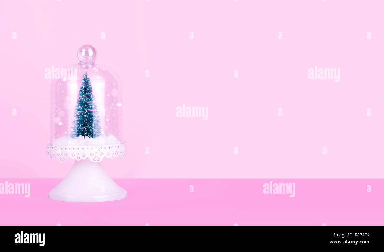 Kreative Weihnachten Design auf Rosa pastellfarbenen Hintergrund mit Weihnachtsbaum. Weihnachten und Urlaub Konzept. Stockfoto