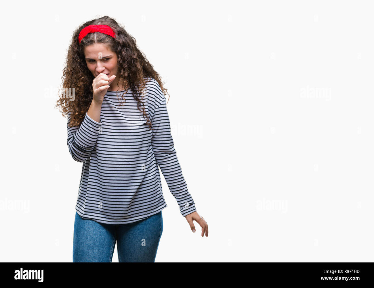 Schöne Brünette lockige Haare junge Mädchen mit Streifen Pullover über isolierte Hintergrund Unwohlsein und Husten als Symptom für kalte oder bronchiti Stockfoto