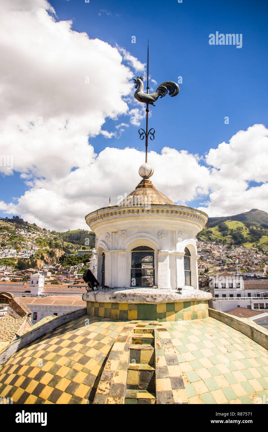 QUITO, ECUADOR - September, 28, 2018: Im freien Blick auf die Kuppel der Kathedrale im historischen Zentrum von Quito in Ecuador. Stockfoto